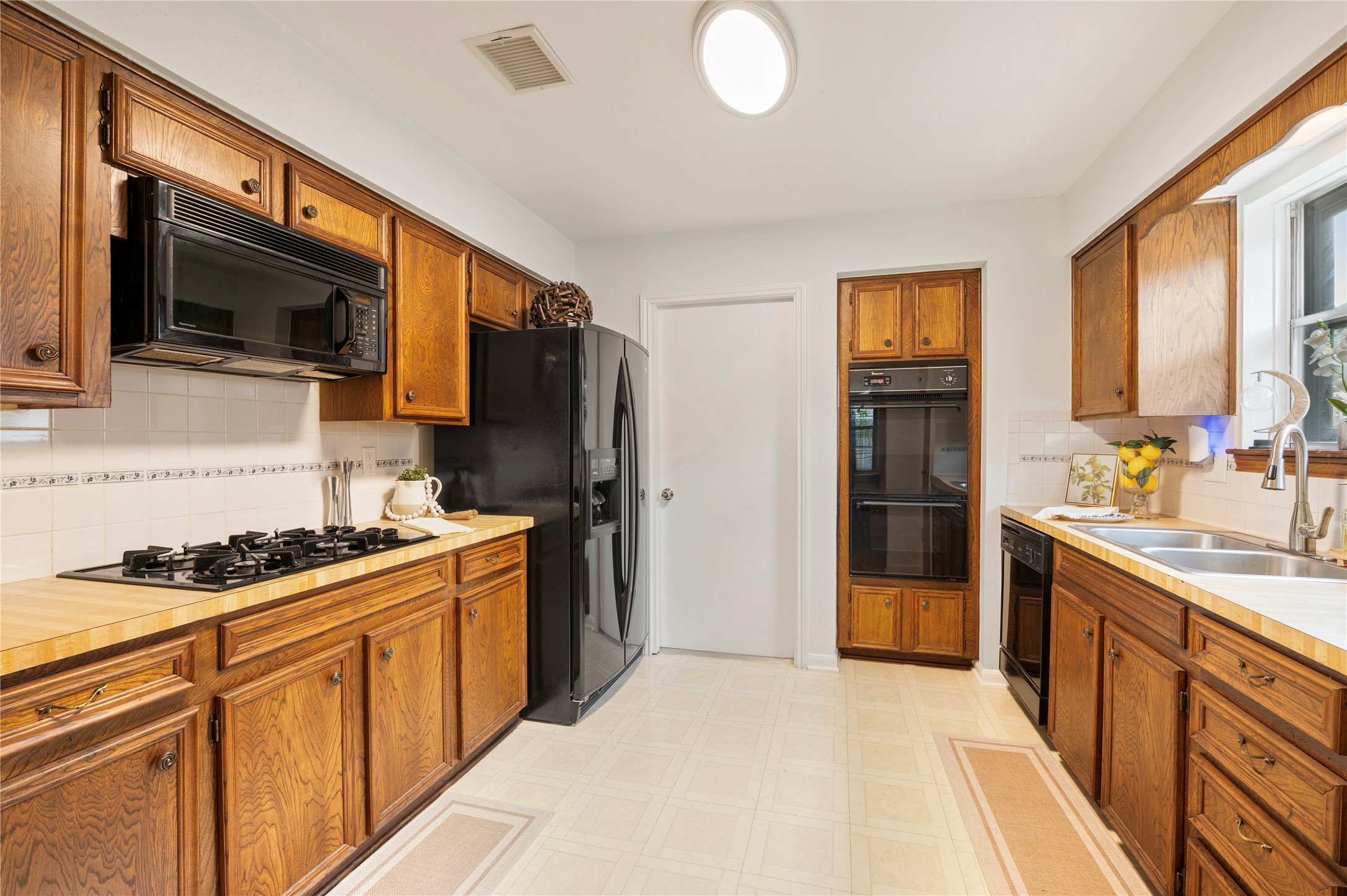 10411 Glenkirk Property Photo 12