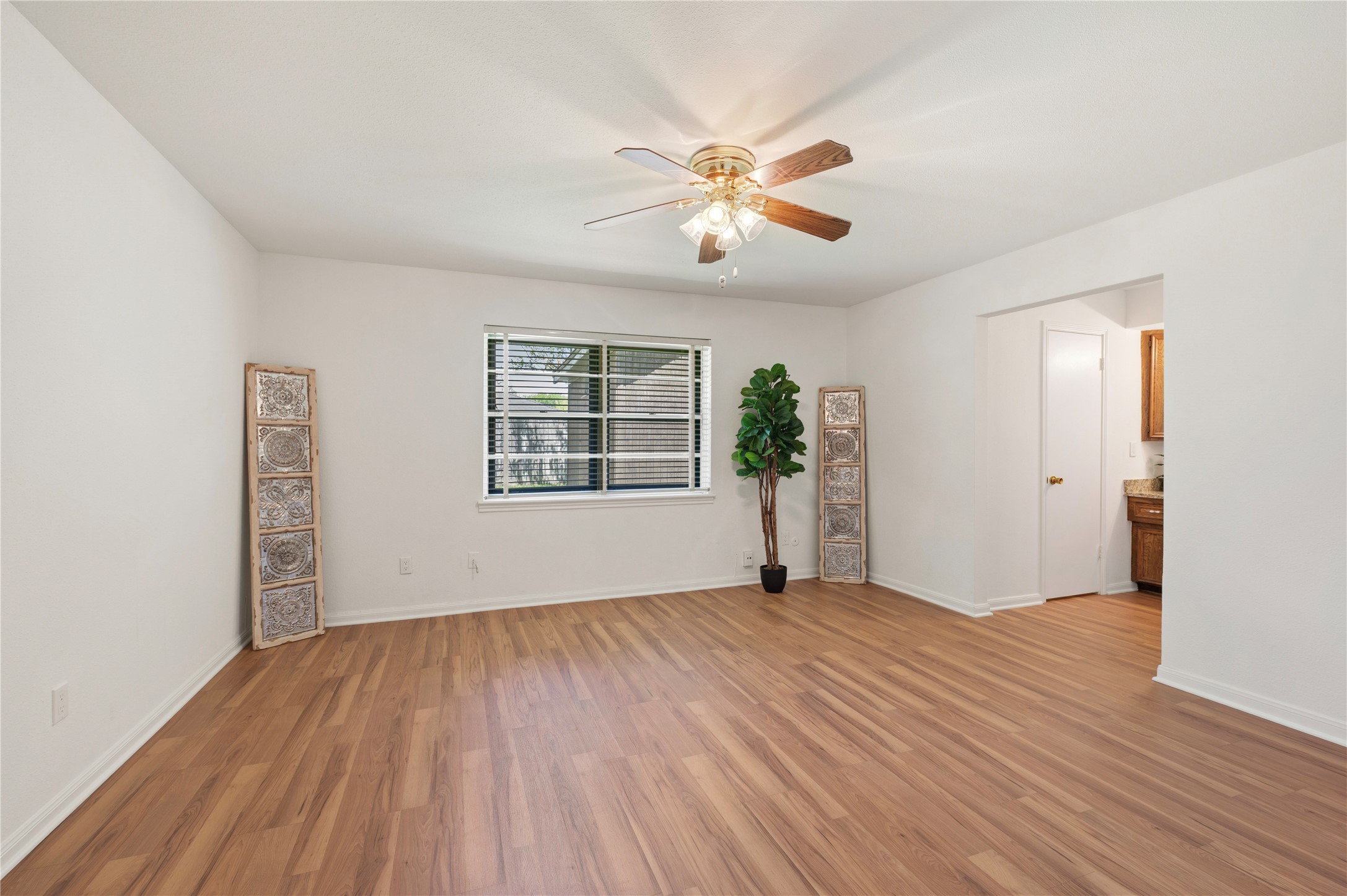 10411 Glenkirk Property Photo 14