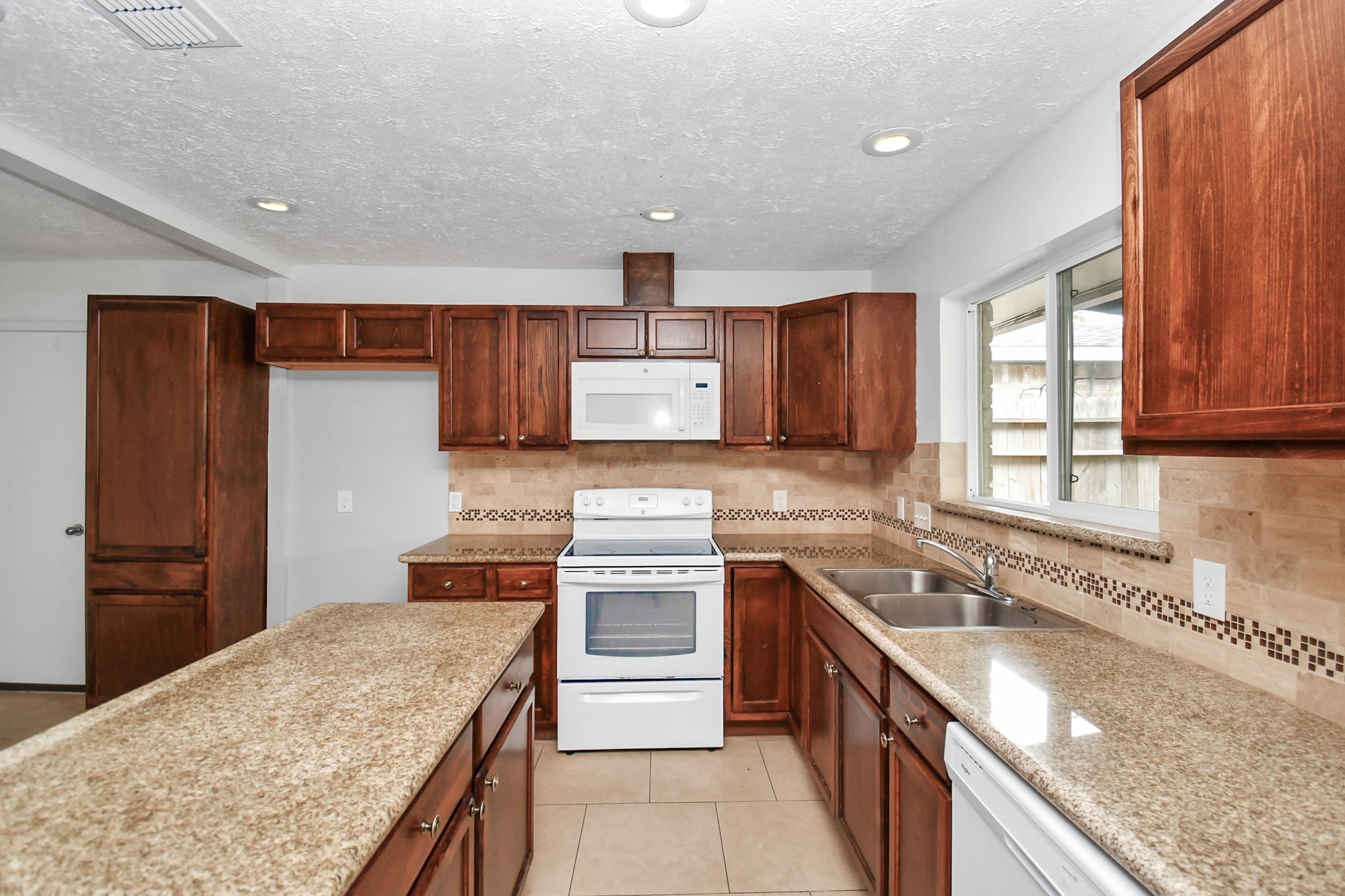 10131 Kent Towne Ln Property Photo 7