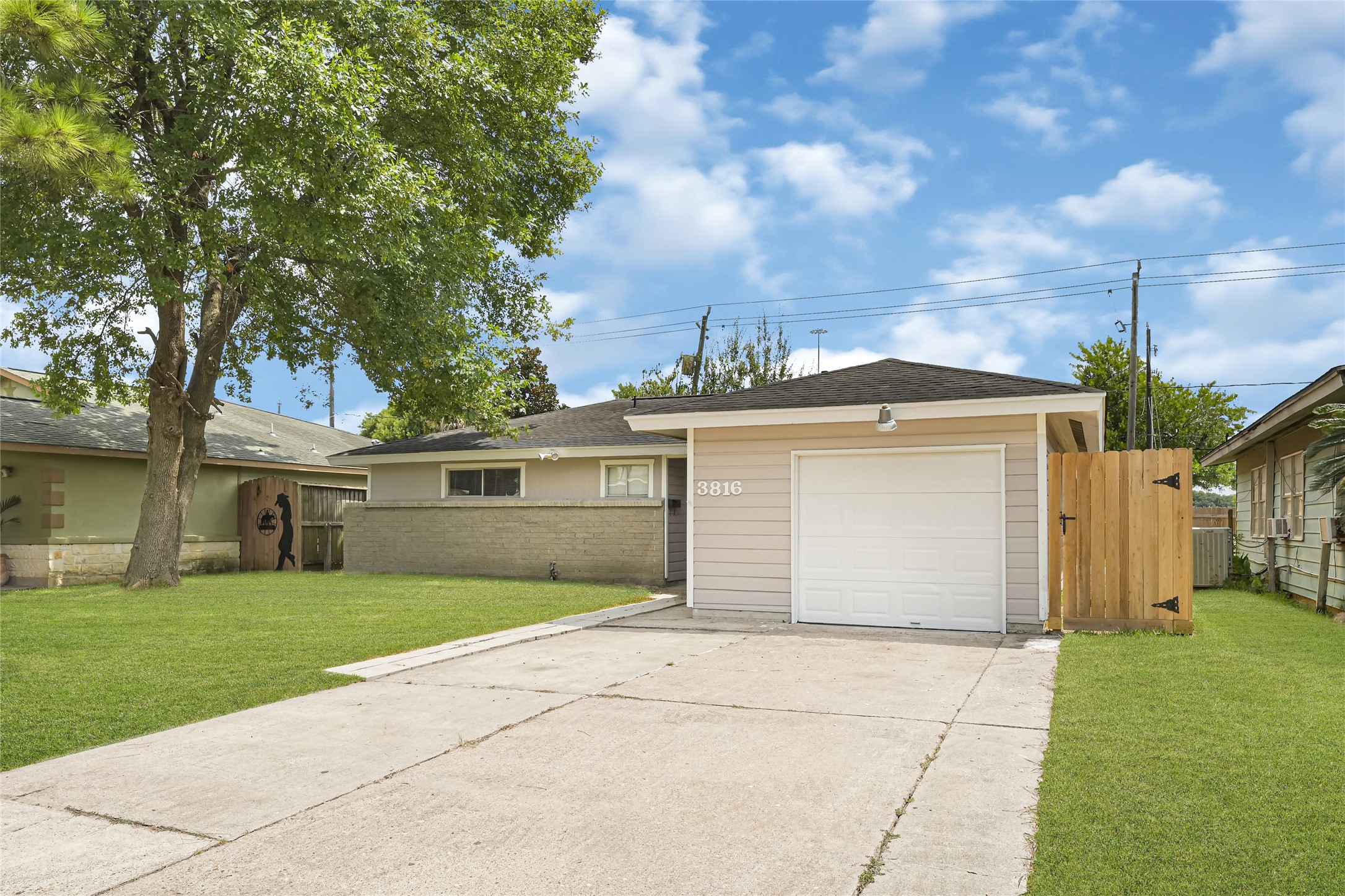 3816 Newton Drive Property Photo 3