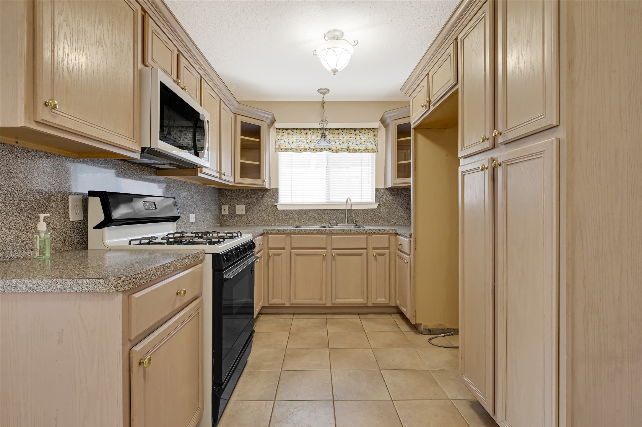 3816 Newton Drive Property Photo 4