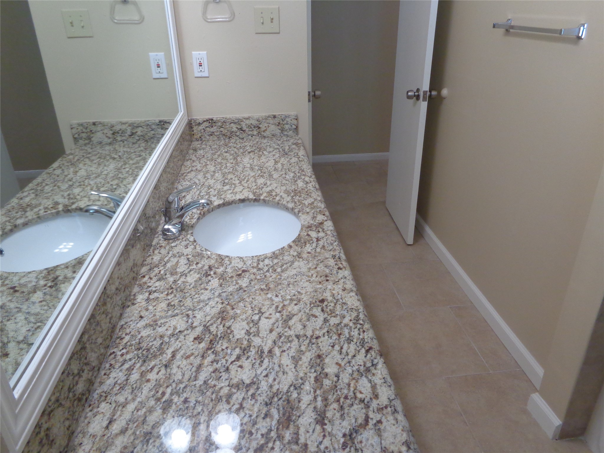 2735 Manila Lane Property Photo 16