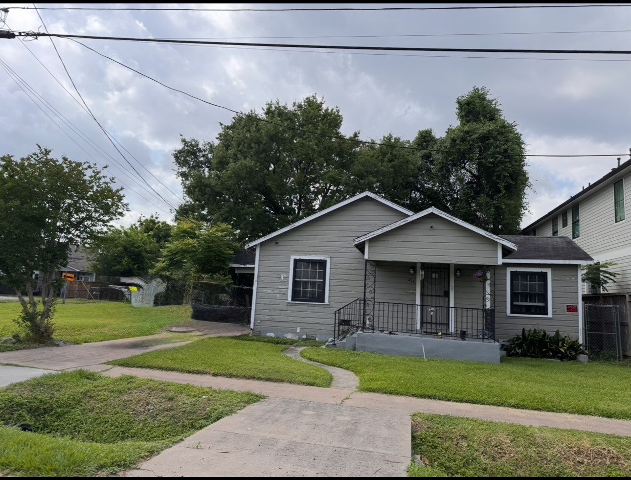214 E 32nd Street Property Photo 4