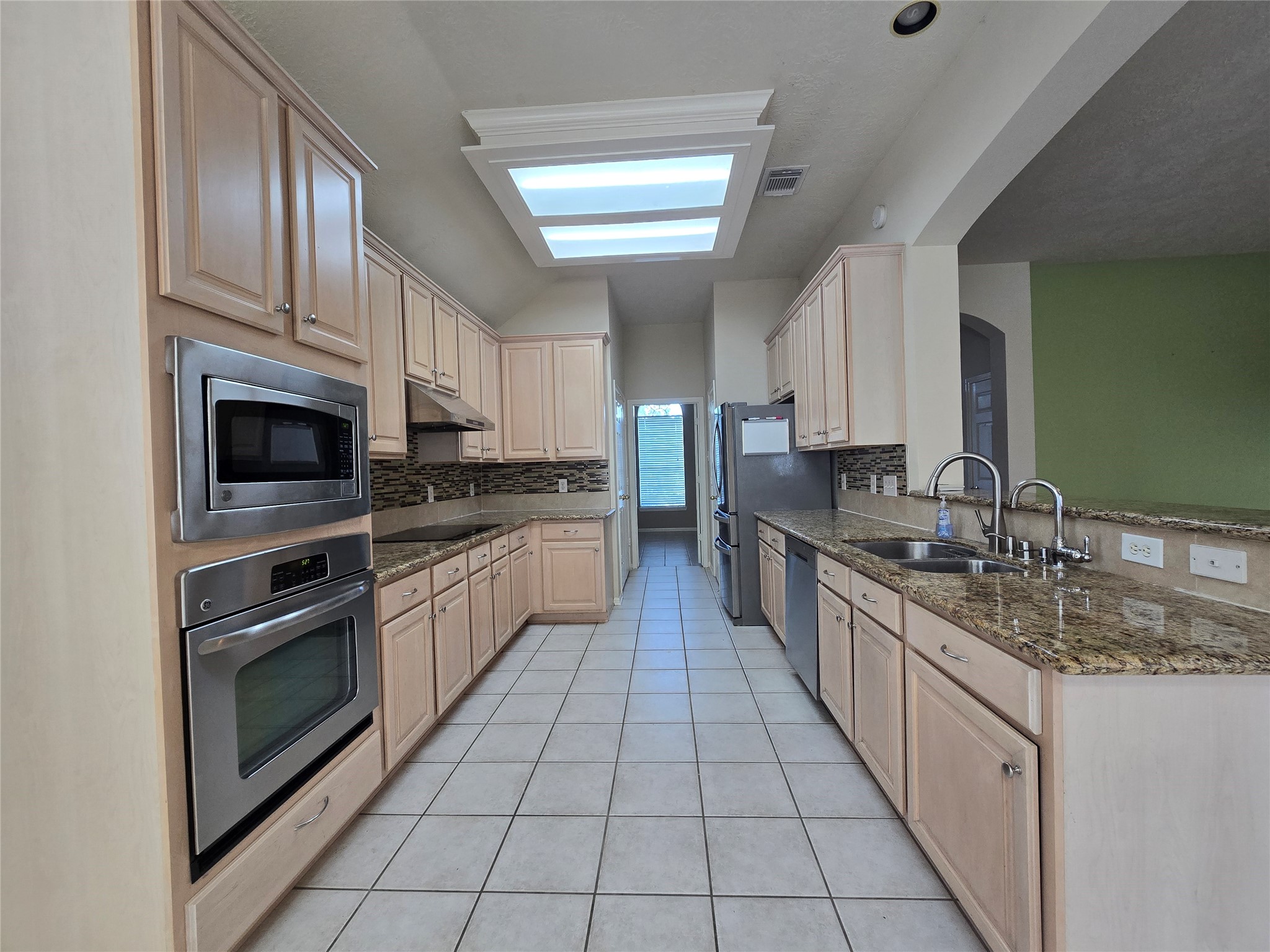 9406 Sunlake Drive Property Photo 12