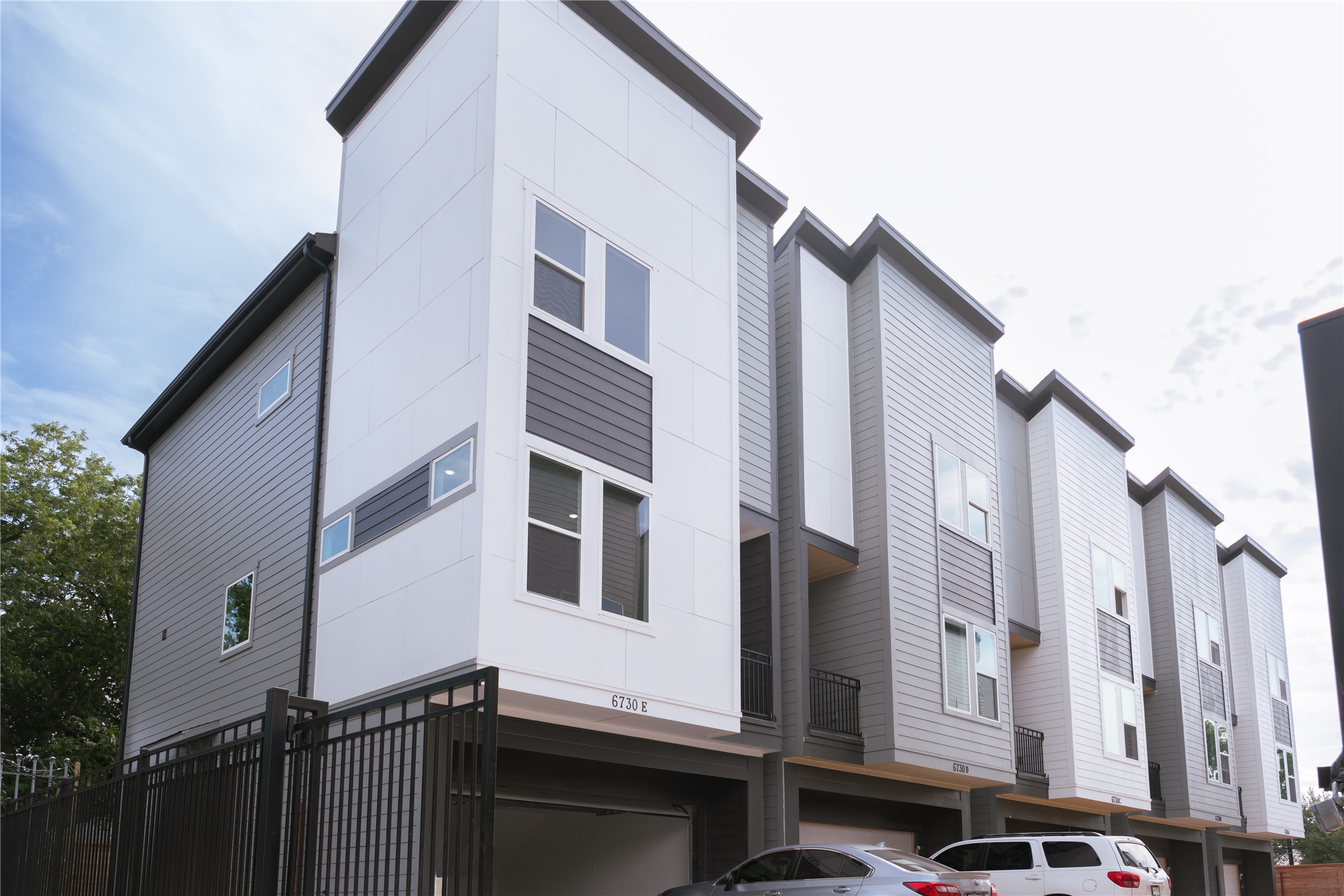 6728 Peerless Street E Property Photo 1