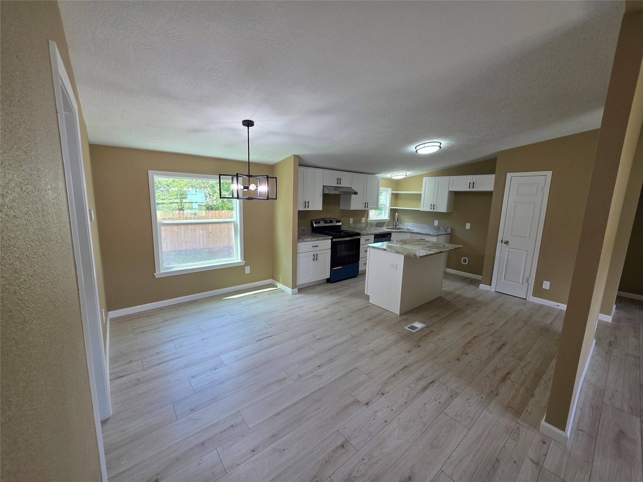 16423 Trenda Court Property Photo 6