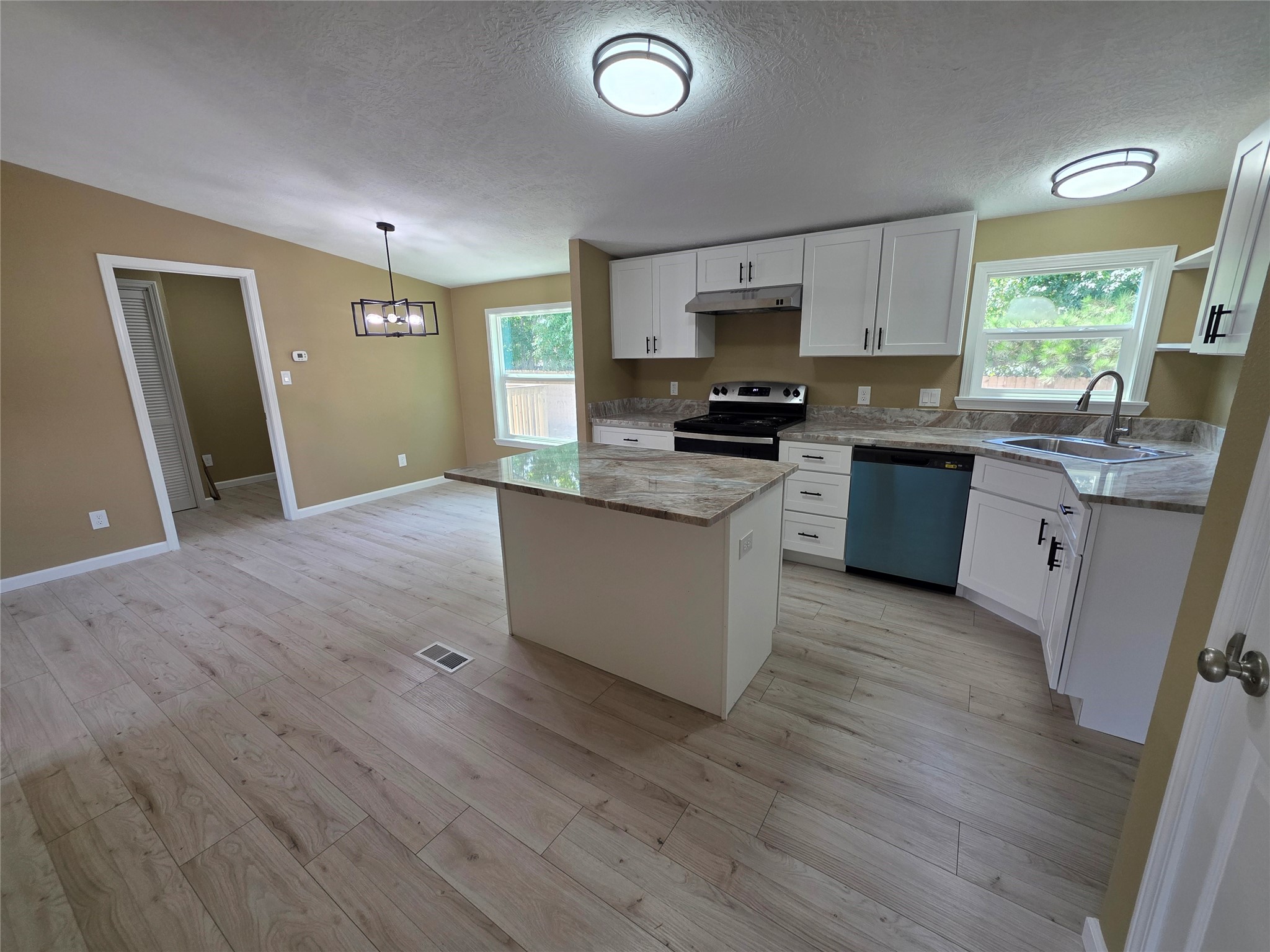 16423 Trenda Court Property Photo 7