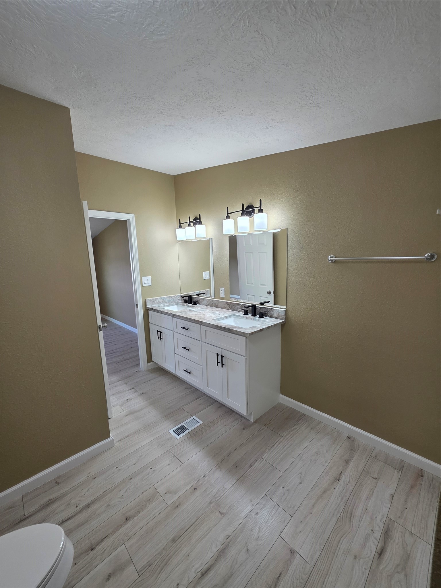 16423 Trenda Court Property Photo 12