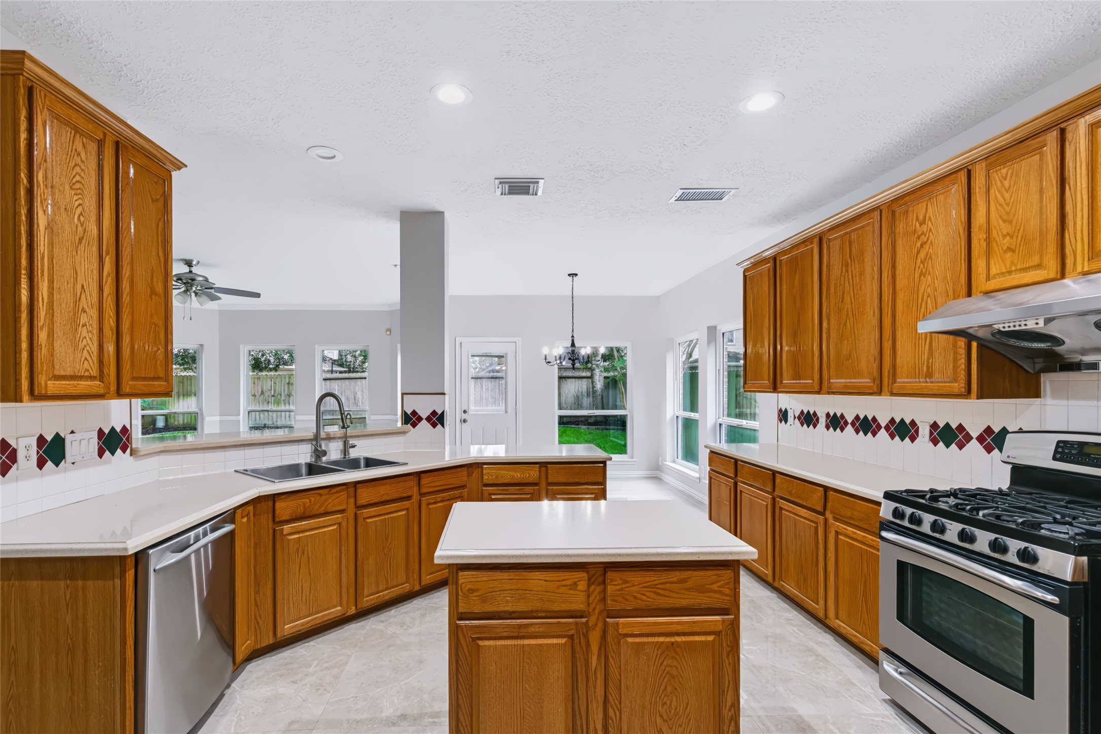 21515 Santa Clara Drive Property Photo 8