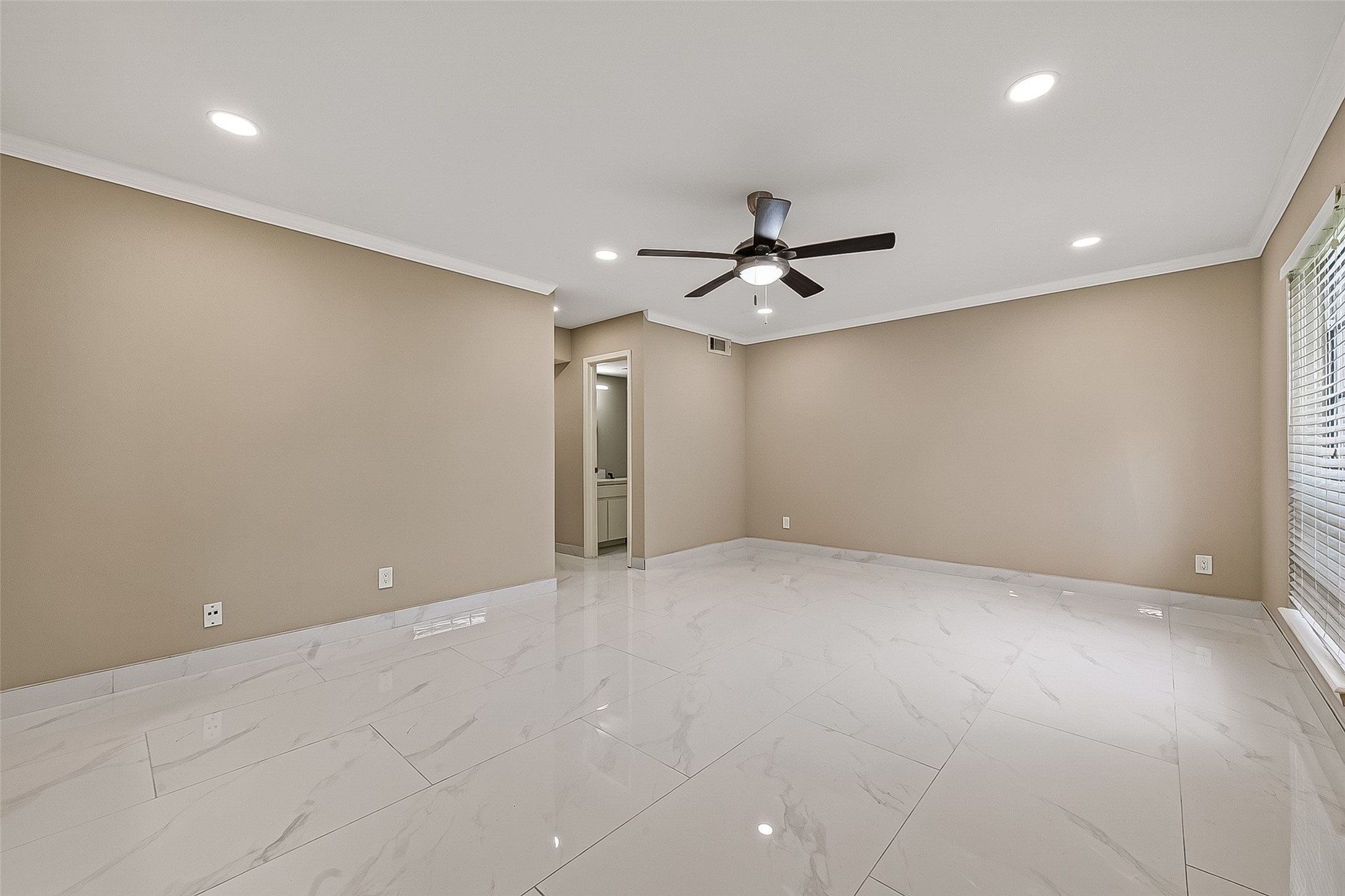 6649 De Moss Drive 649 Property Photo 4