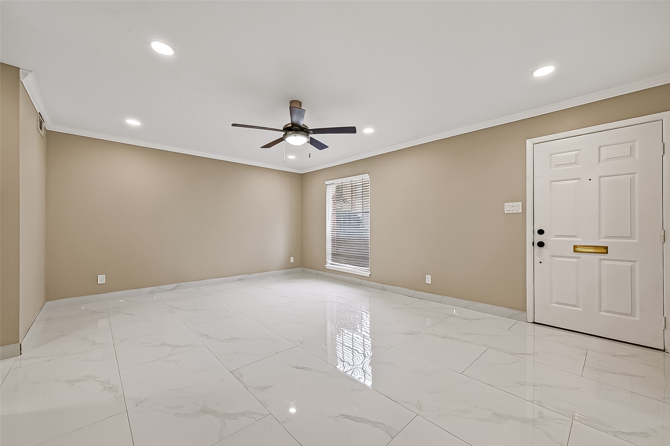 6649 De Moss Drive 649 Property Photo 5