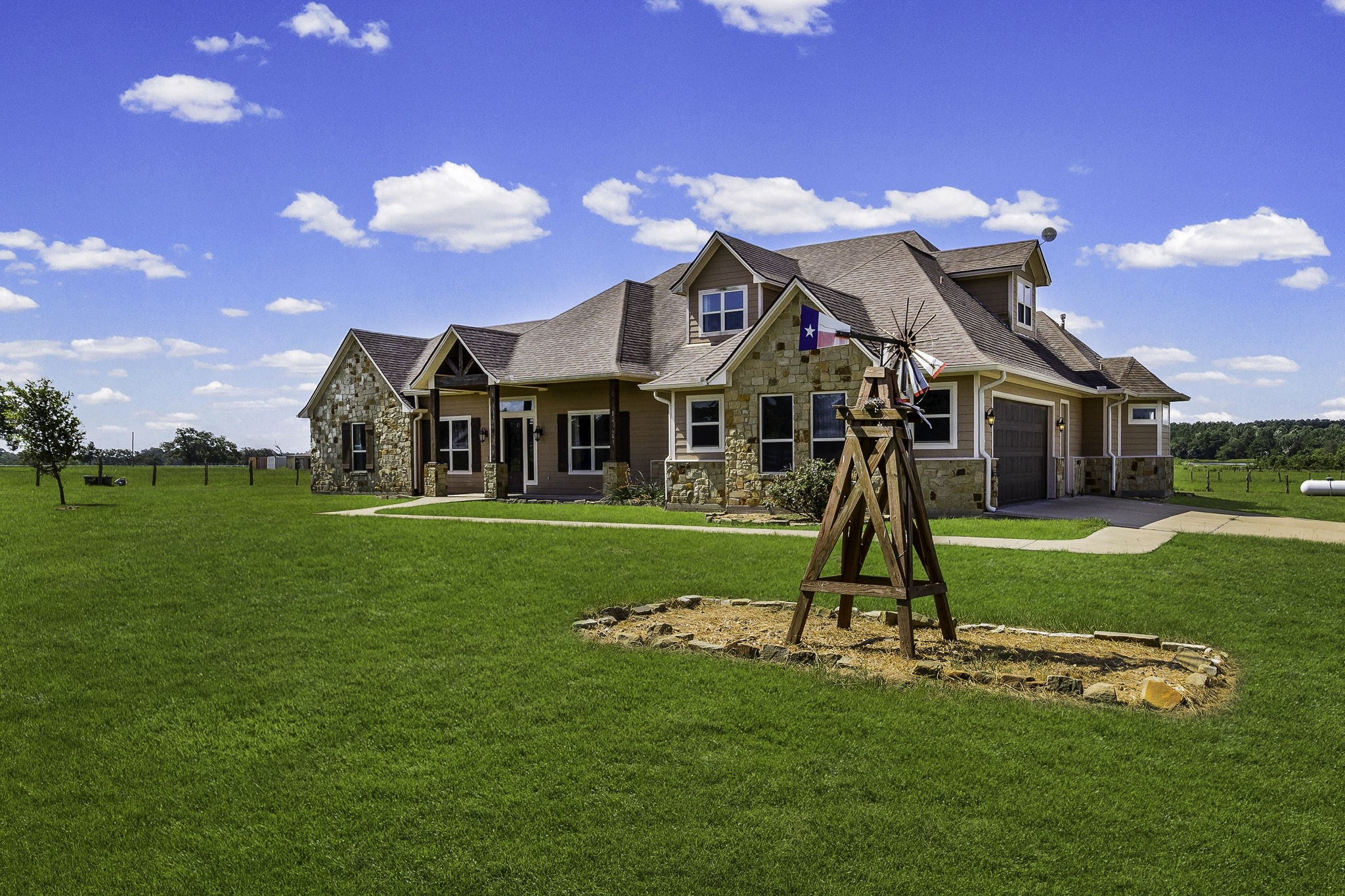 399 Fm 1696 Road W Property Photo 3