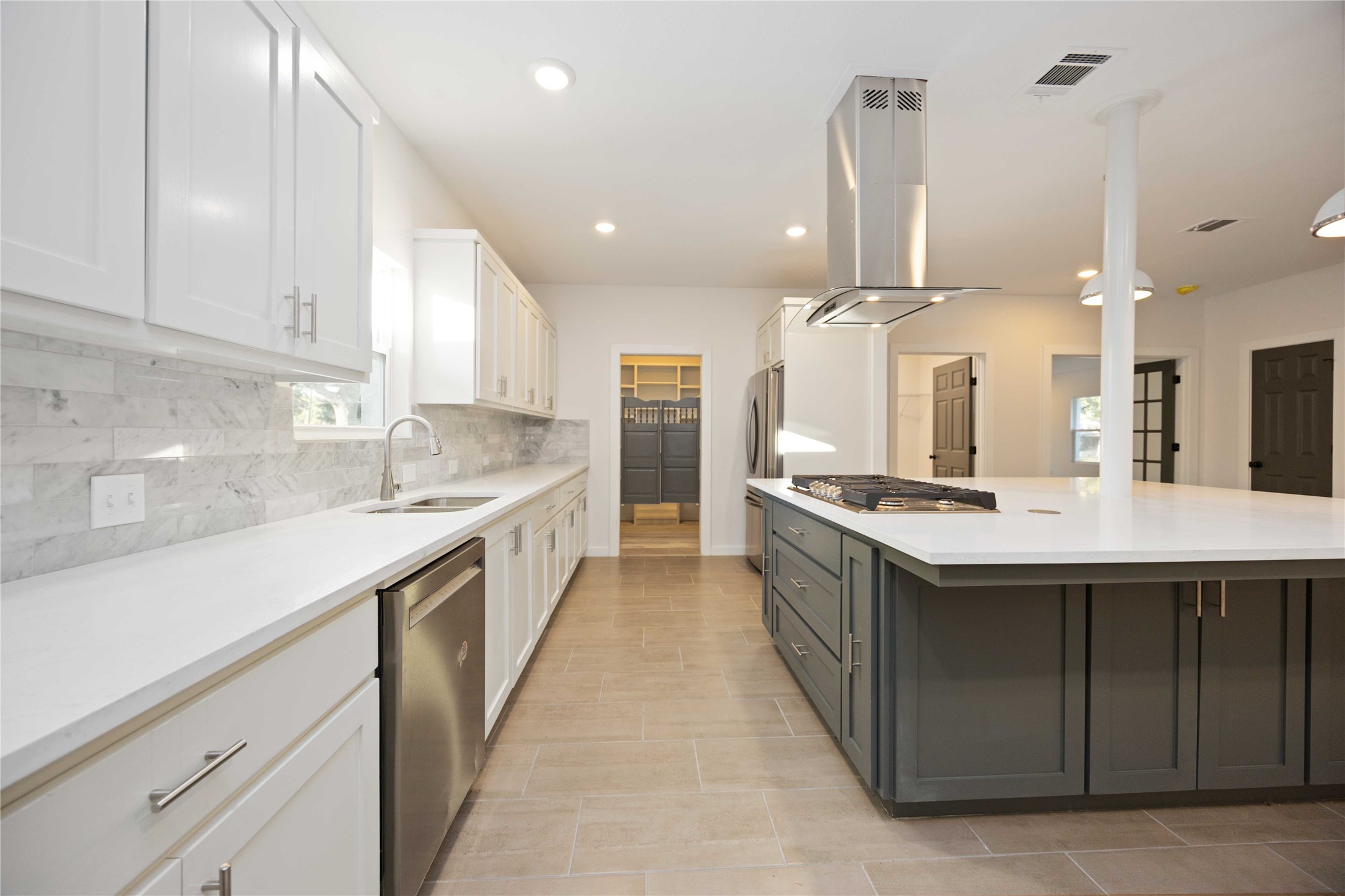 711 W Sidnor Street Property Photo 3