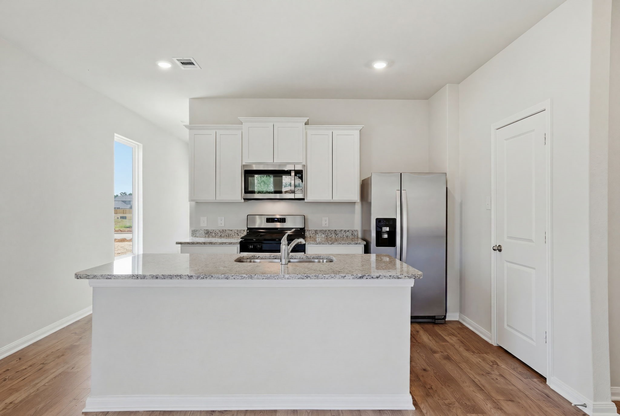 16463 Honeysuckle Hill Drive Property Photo 6