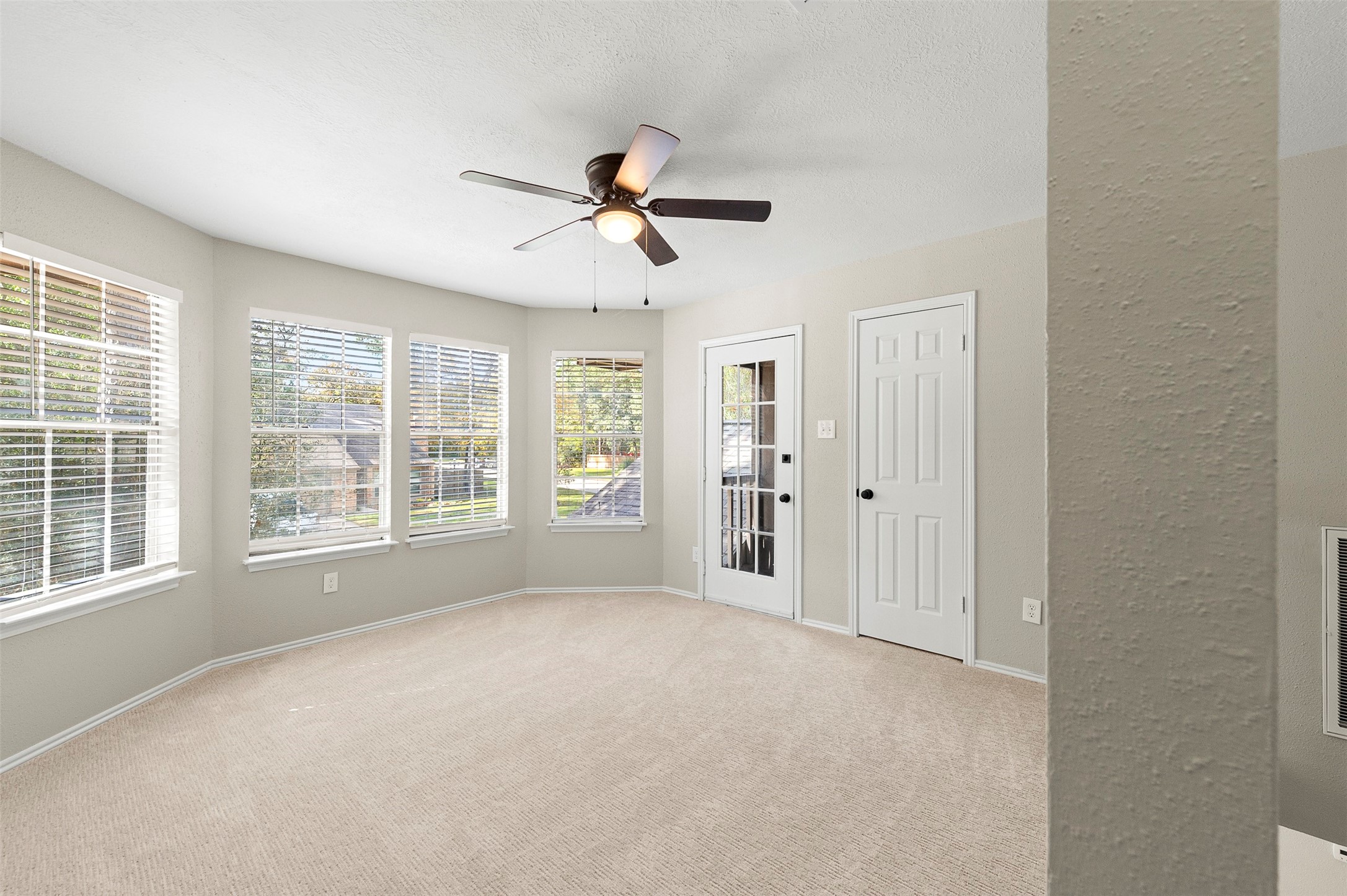 9 S Brook Pebble Court Property Photo 6