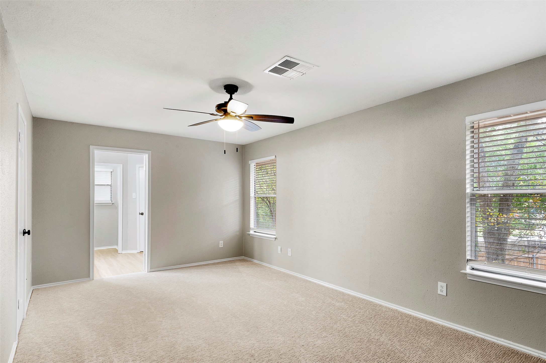 9 S Brook Pebble Court Property Photo 7