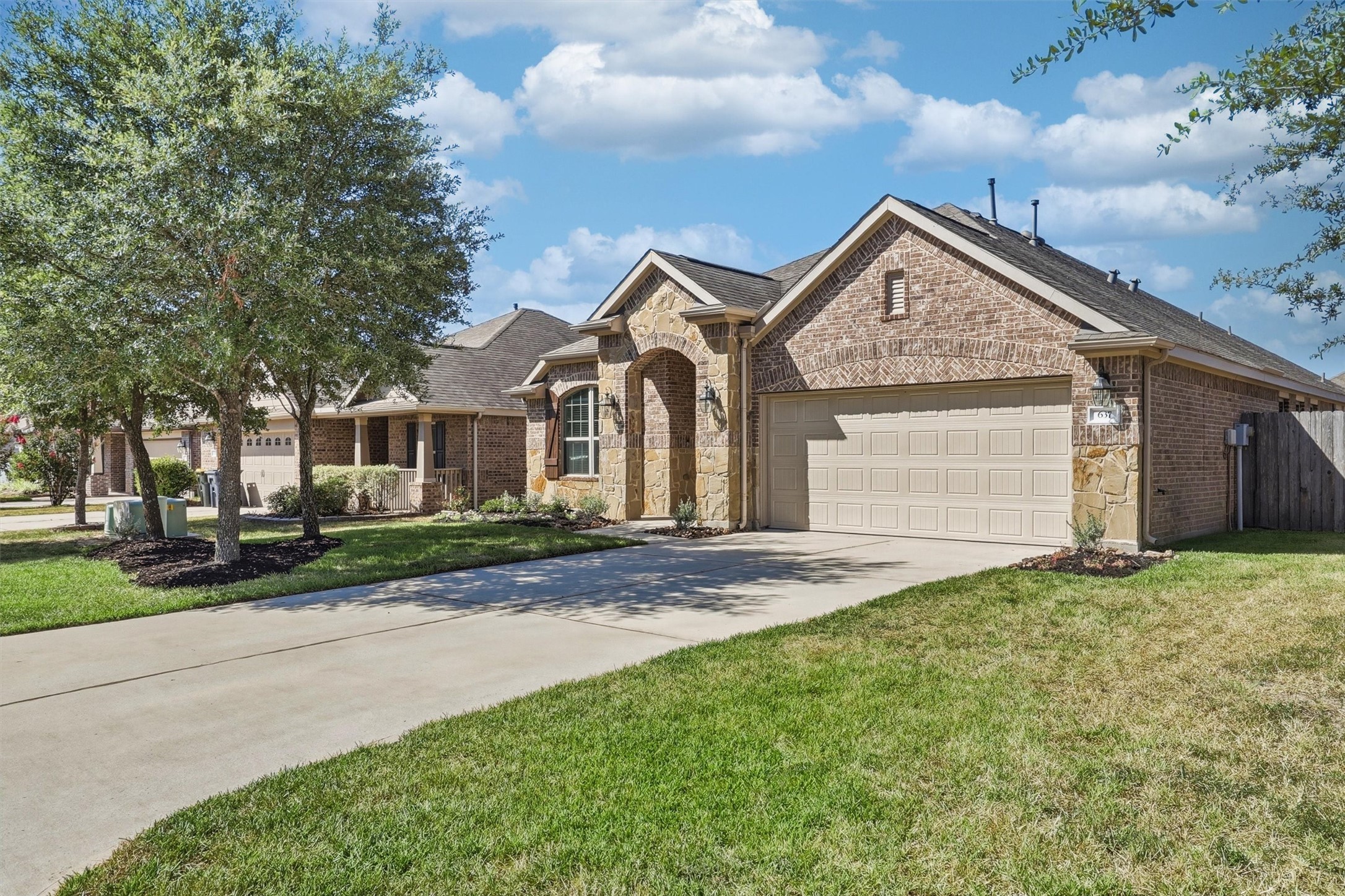 637 Maple Point Drive E Property Photo 1