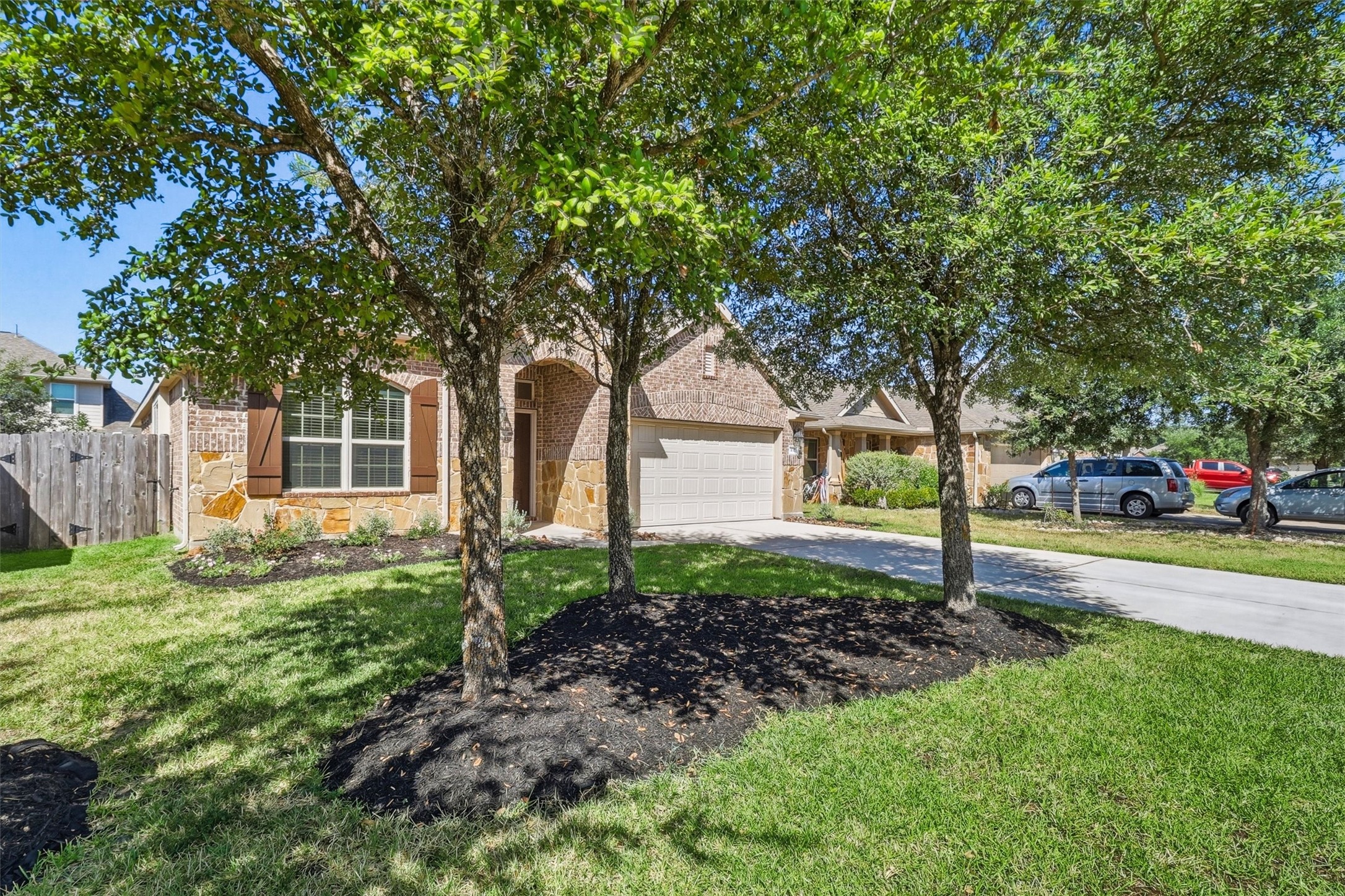 637 Maple Point Drive E Property Photo 3