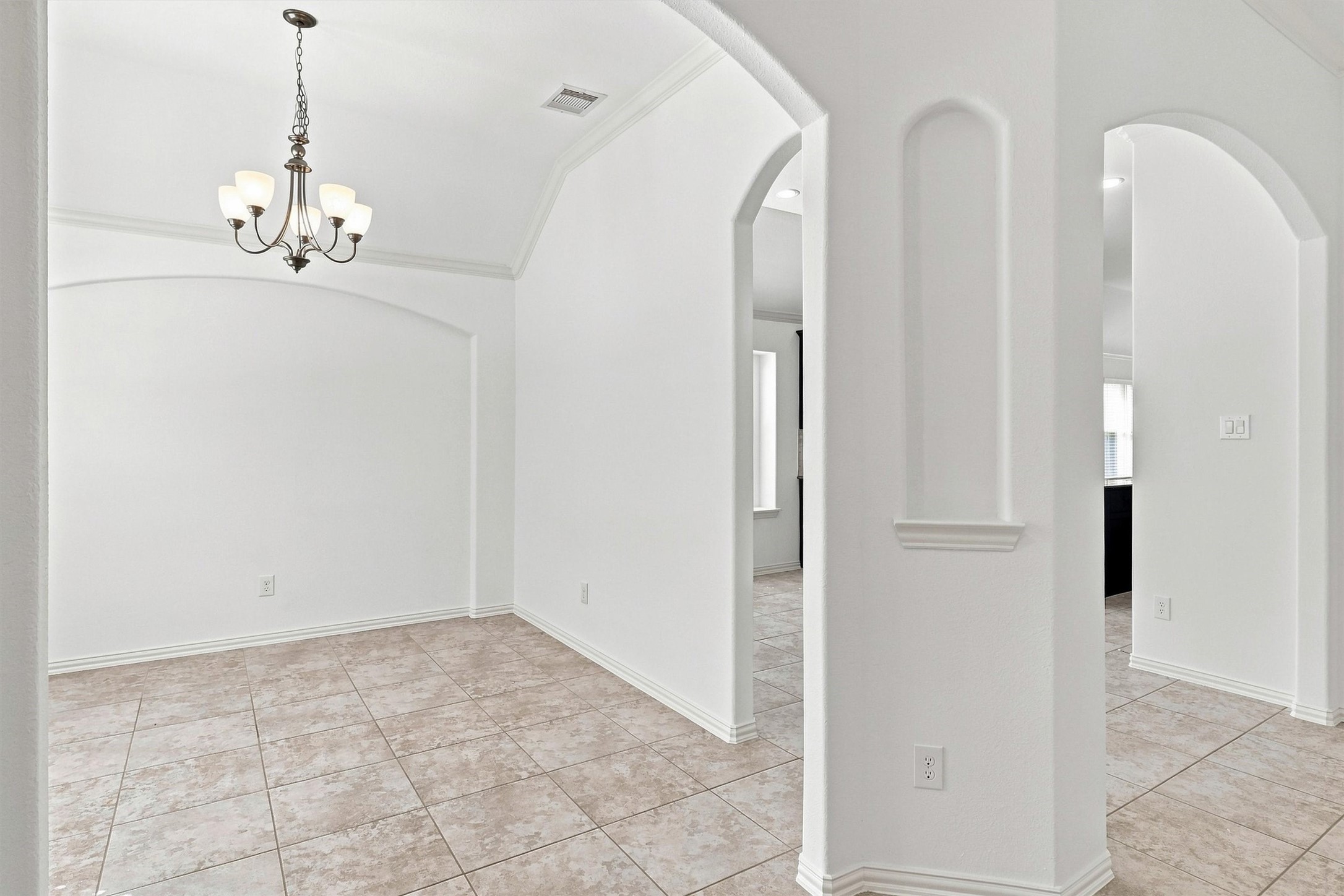 637 Maple Point Drive E Property Photo 6