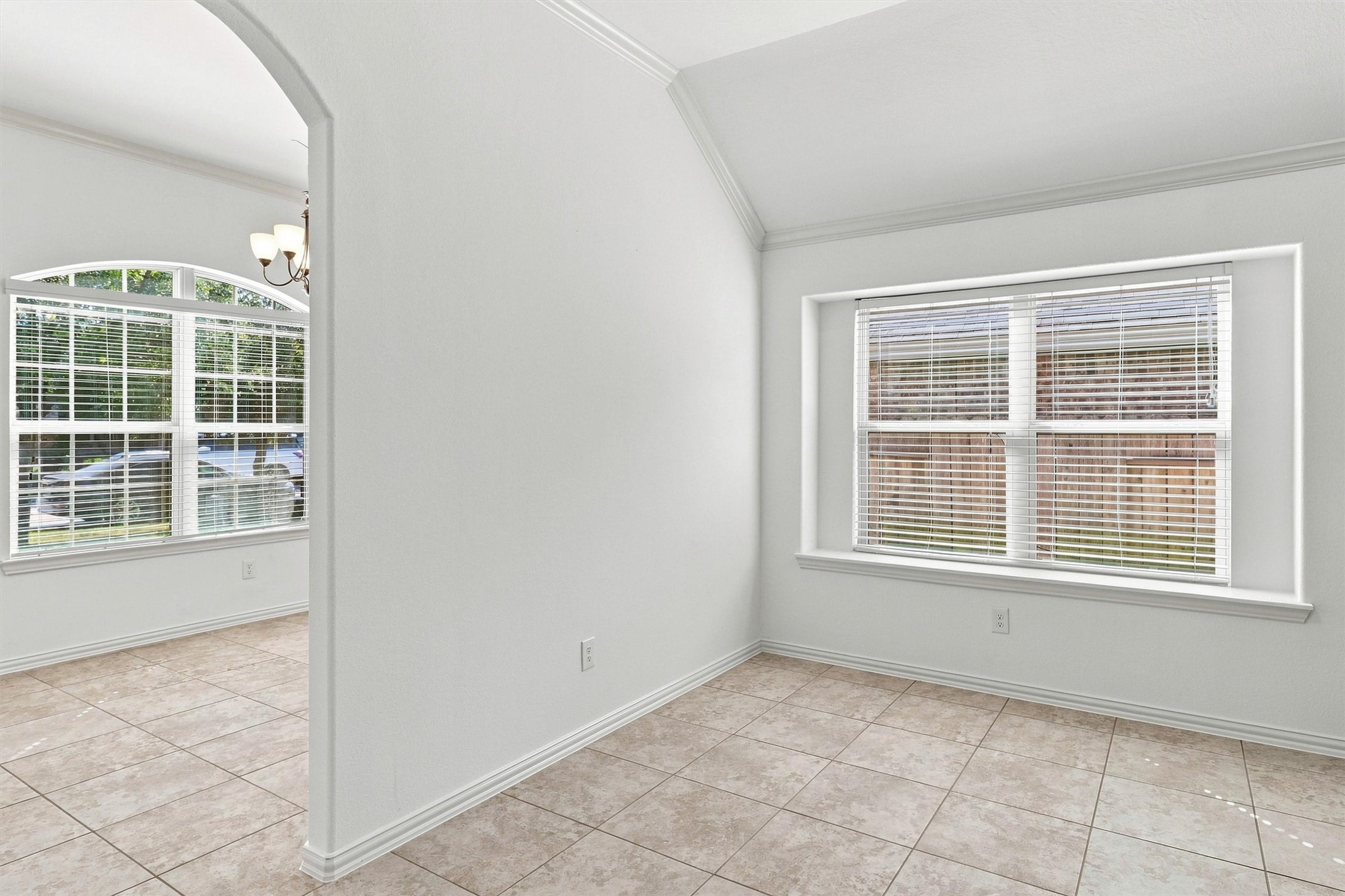 637 Maple Point Drive E Property Photo 10
