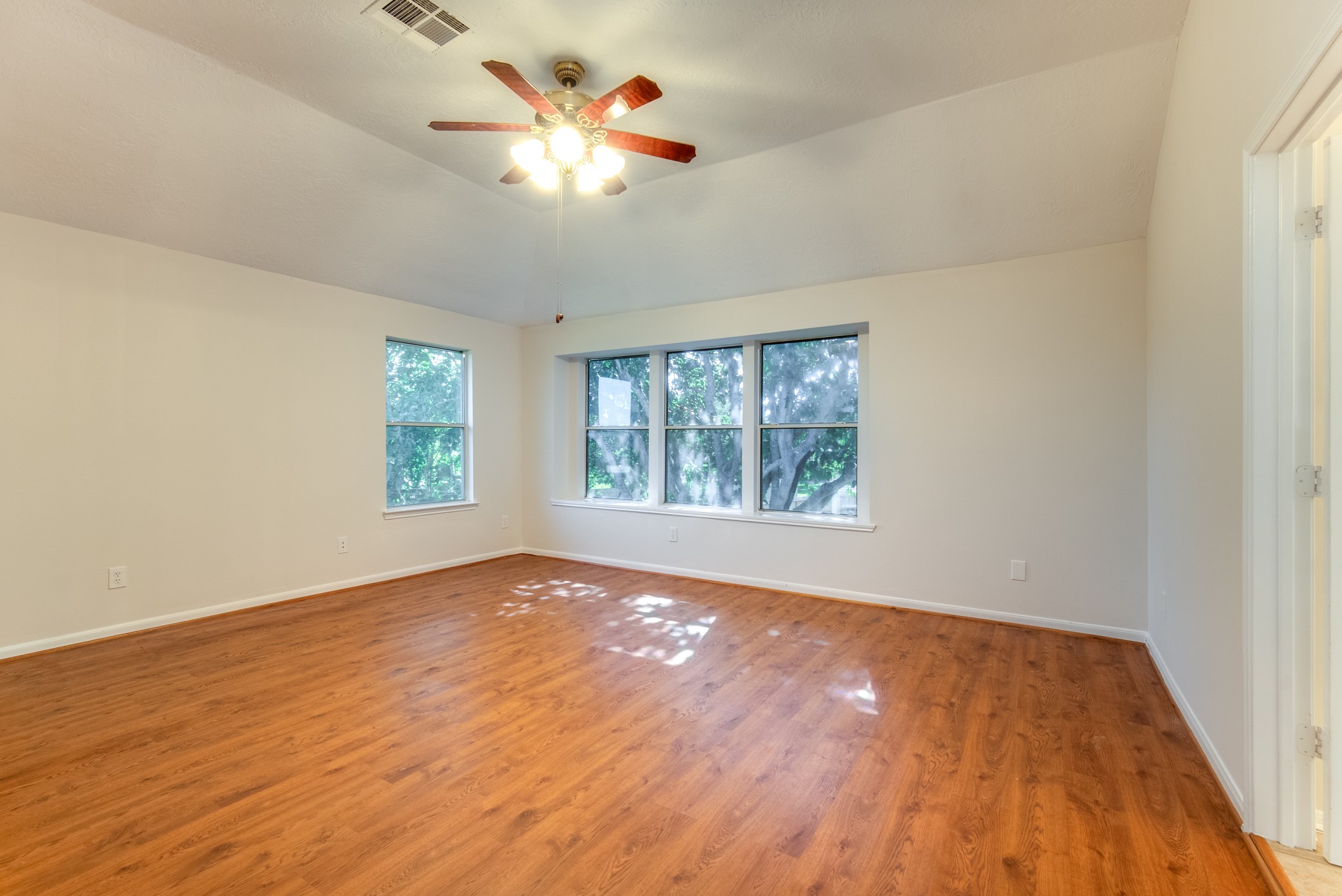 1907 Glen Eden Court Property Photo 33