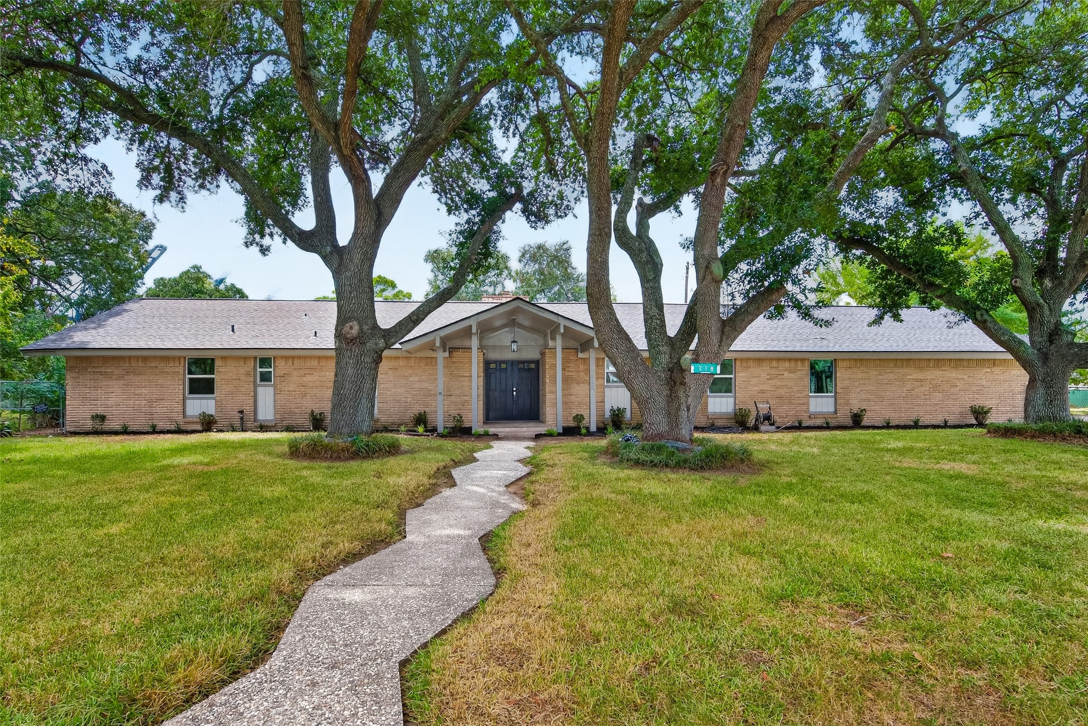 218 Bay Colony Circle Property Photo 1
