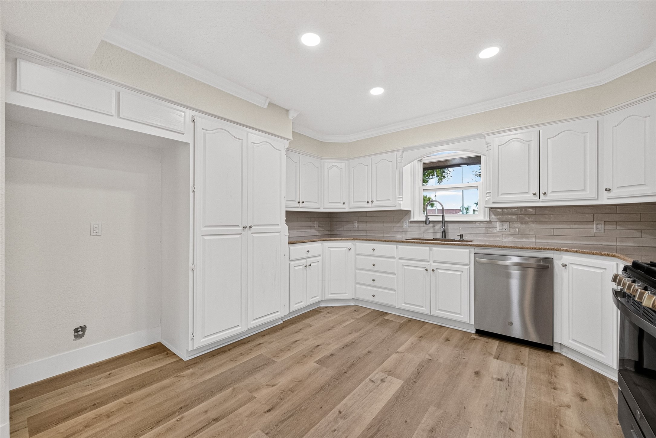 218 Bay Colony Circle Property Photo 3