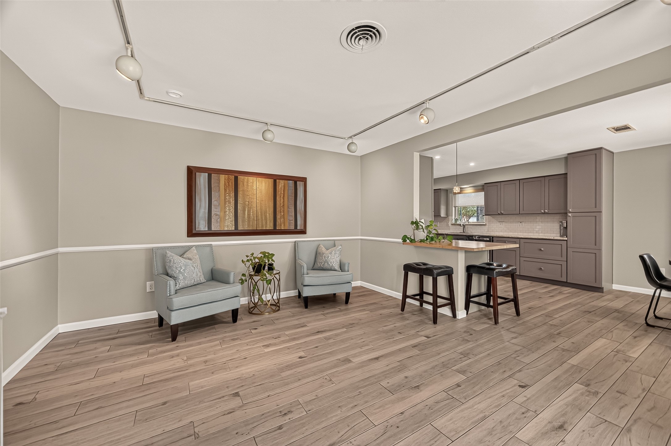 15302 Jersey Drive Property Photo 3