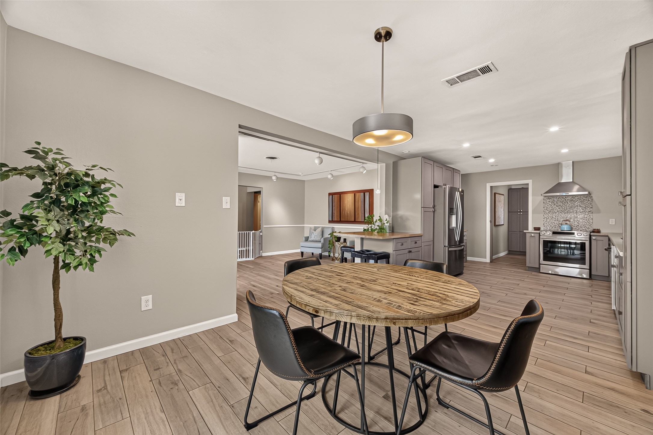 15302 Jersey Drive Property Photo 6