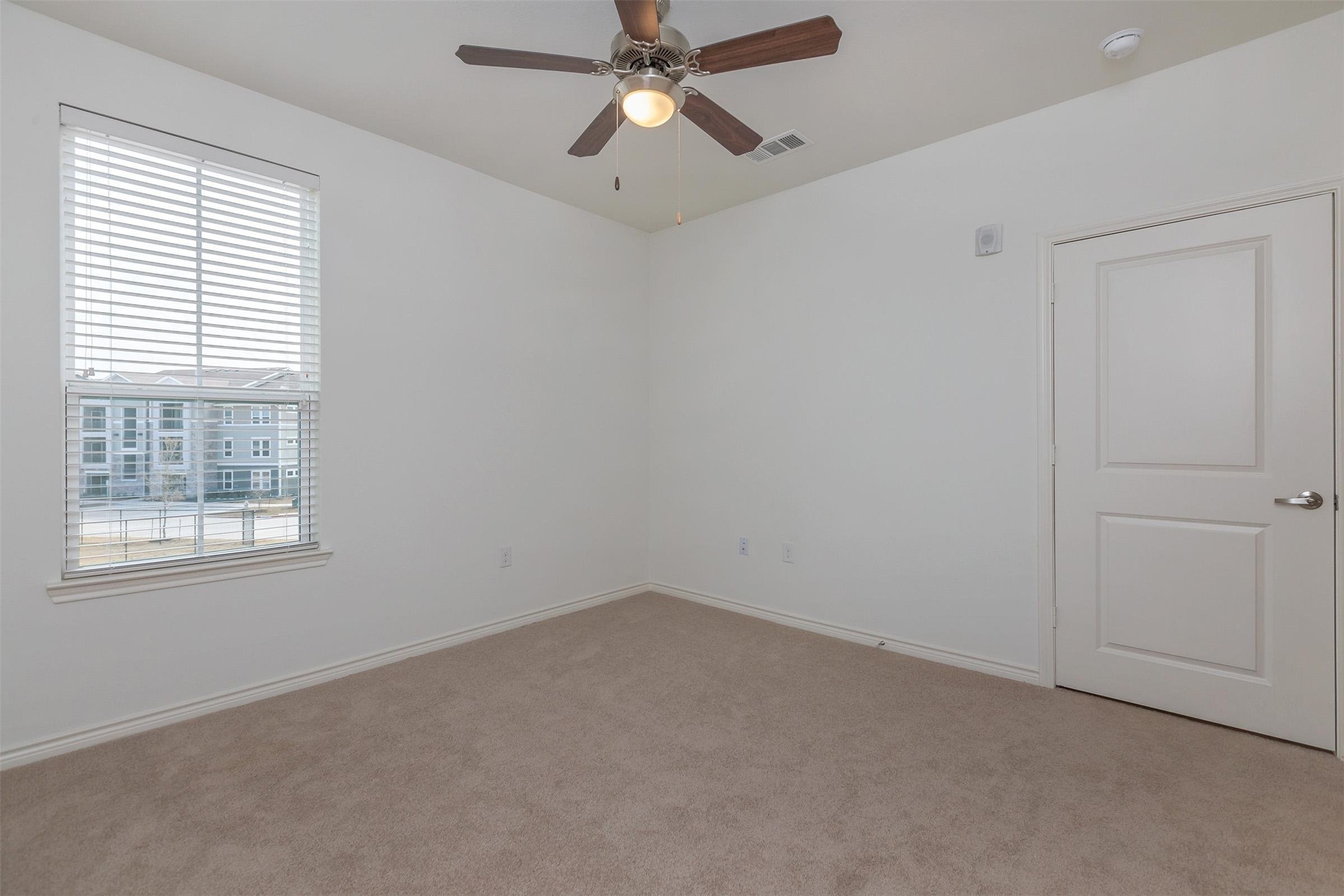 5712 Azle Avenue Property Photo 13