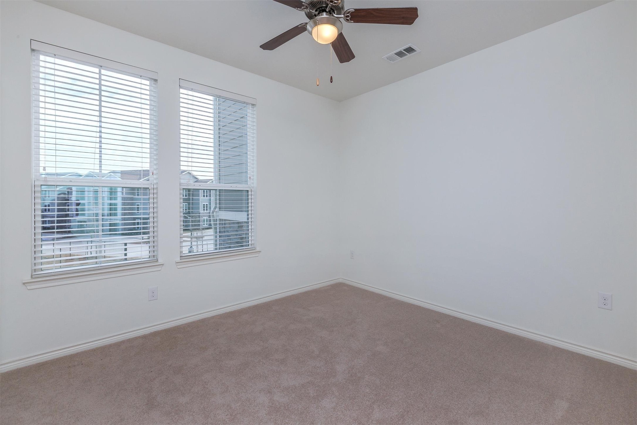 5712 Azle Avenue Property Photo 15