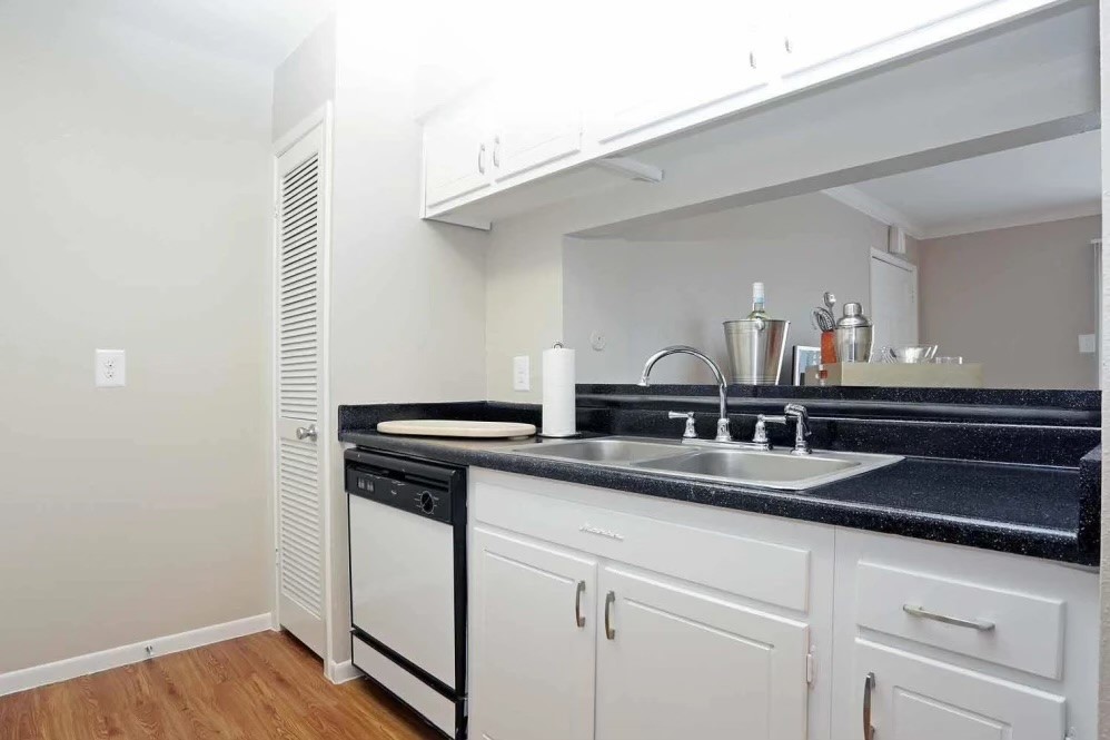 2338 West 18th Street 040 Property Photo 4