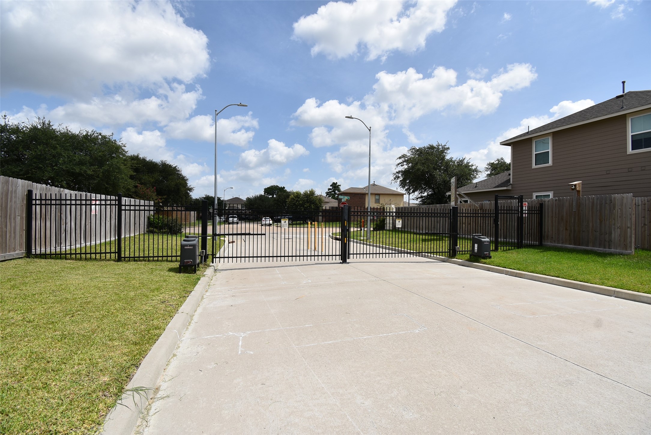 2819 Topiary Lane Property Photo 1