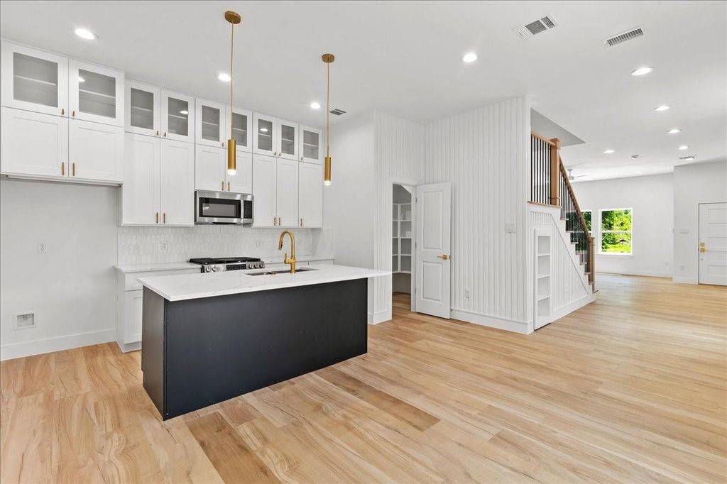 8321 Observatory Street A Property Photo 4