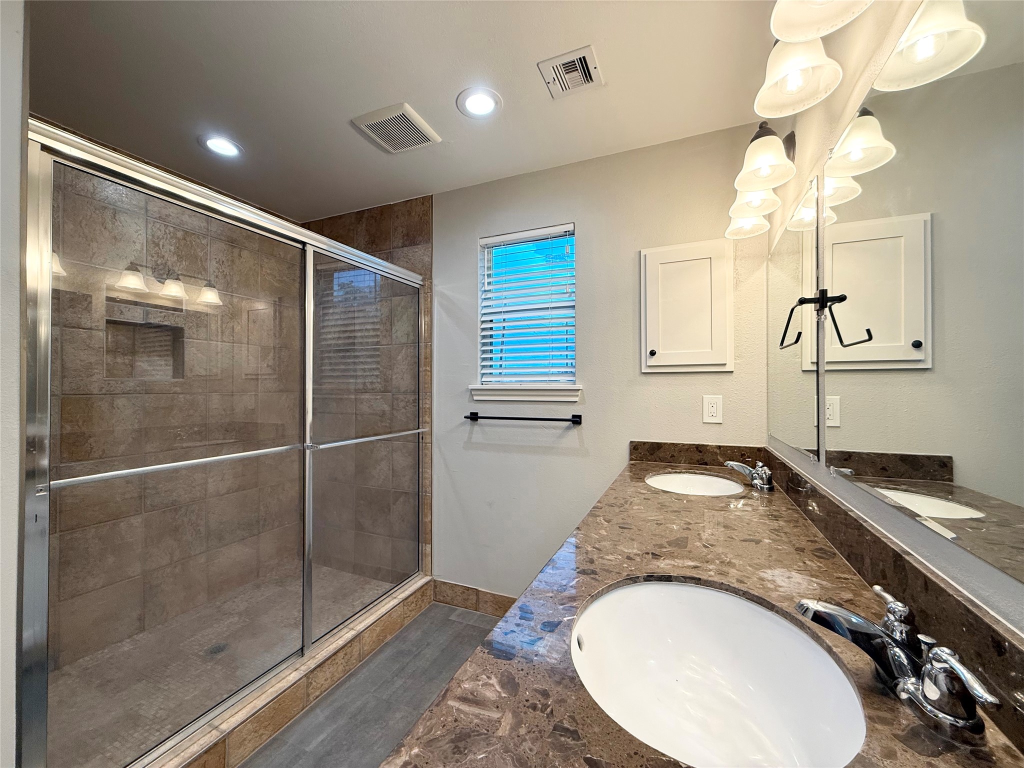 506 N Thomason Street Property Photo 8
