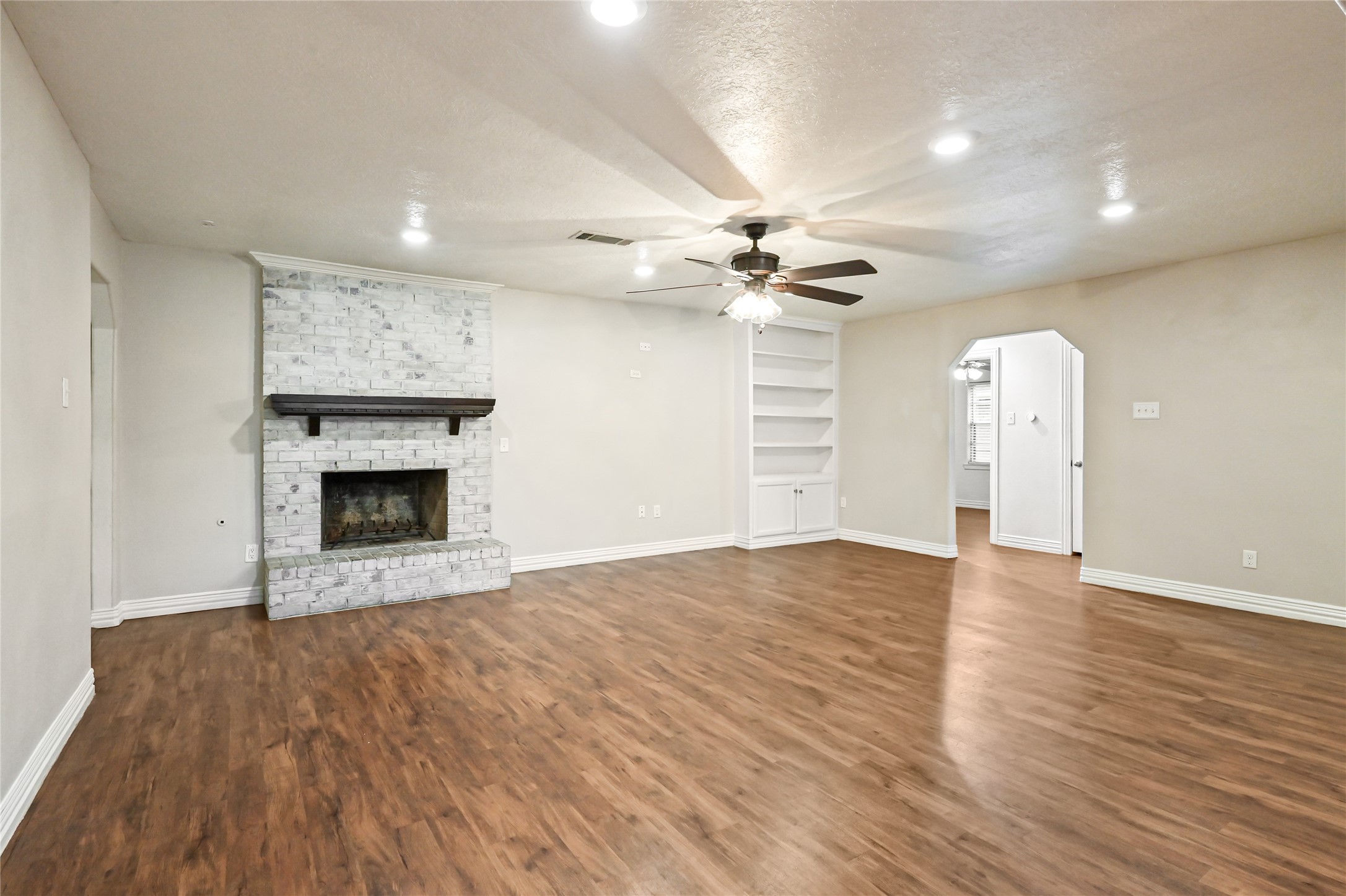1503 Leneva Lane Property Photo 5