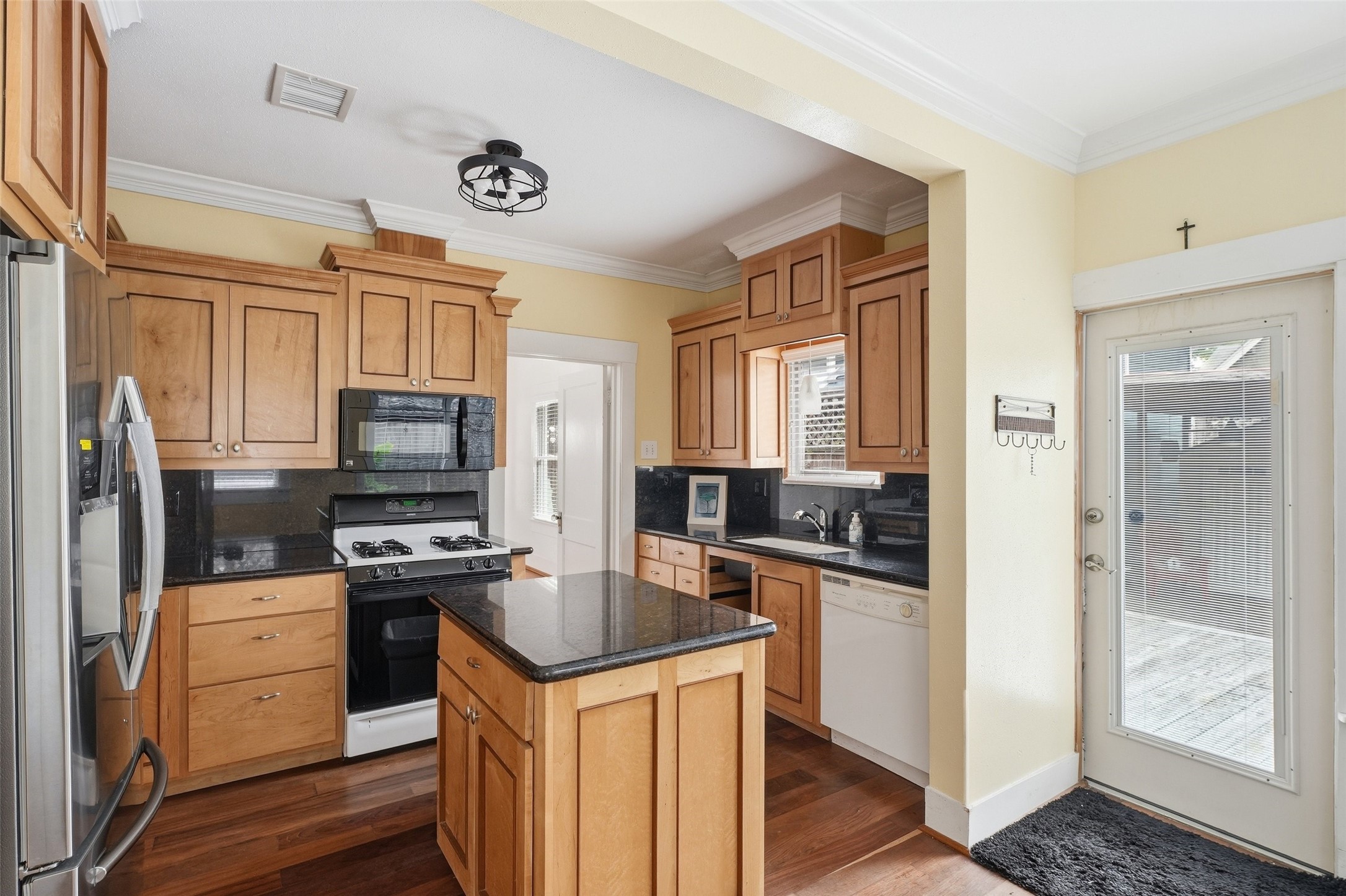 3211 Beauchamp Street Property Photo 6