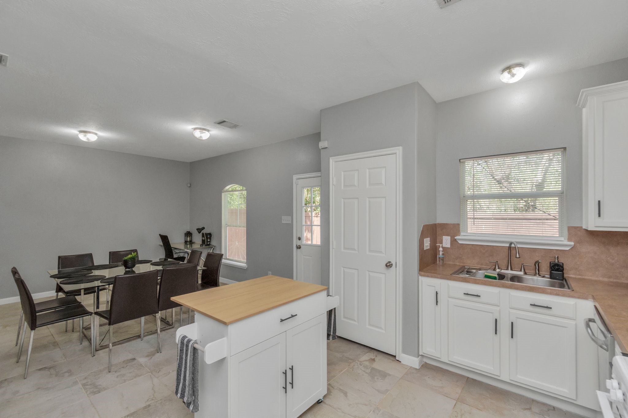 5822 Santa Bernadetta Property Photo 4