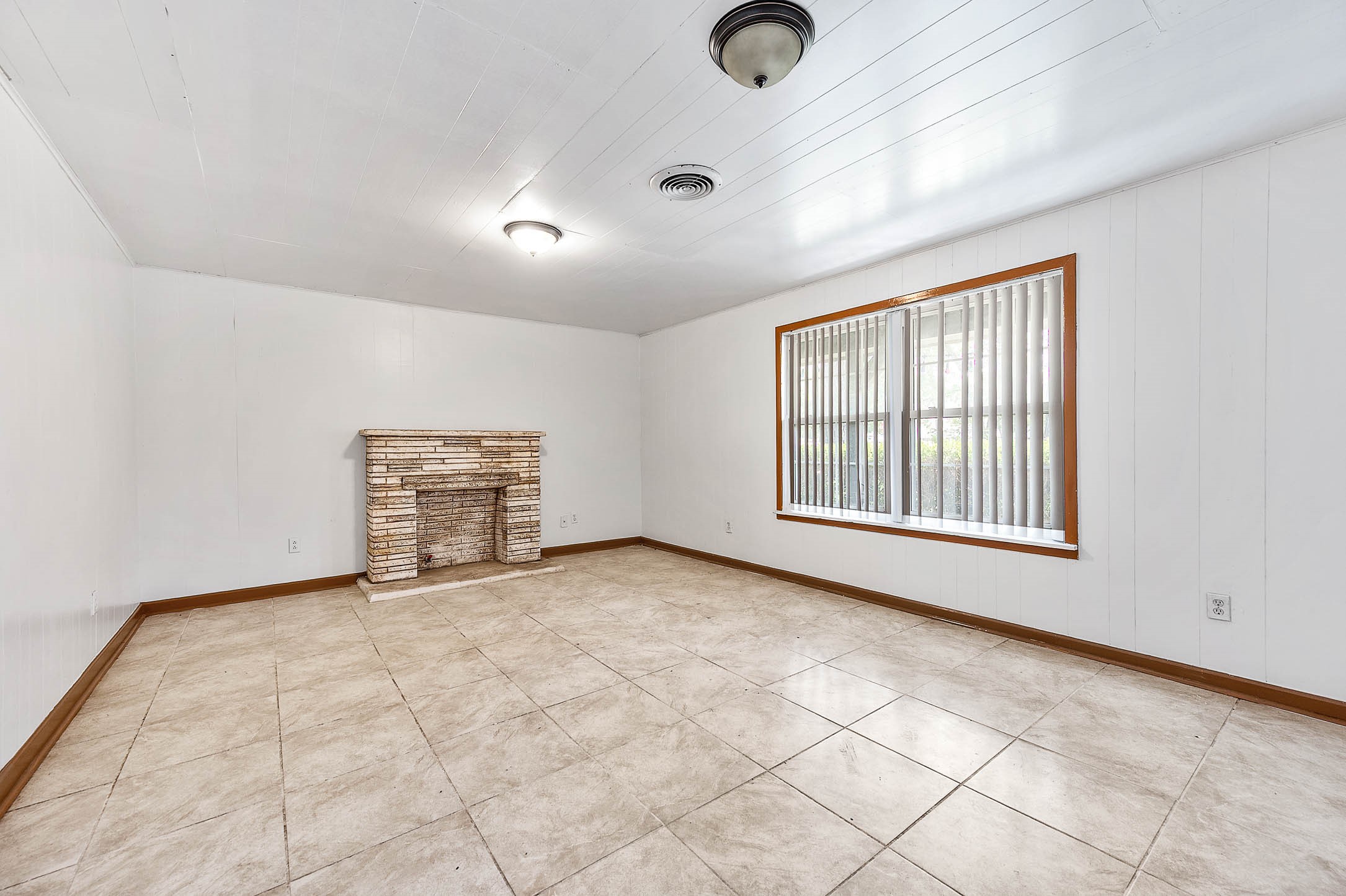 5813 Russell Lane Property Photo 5