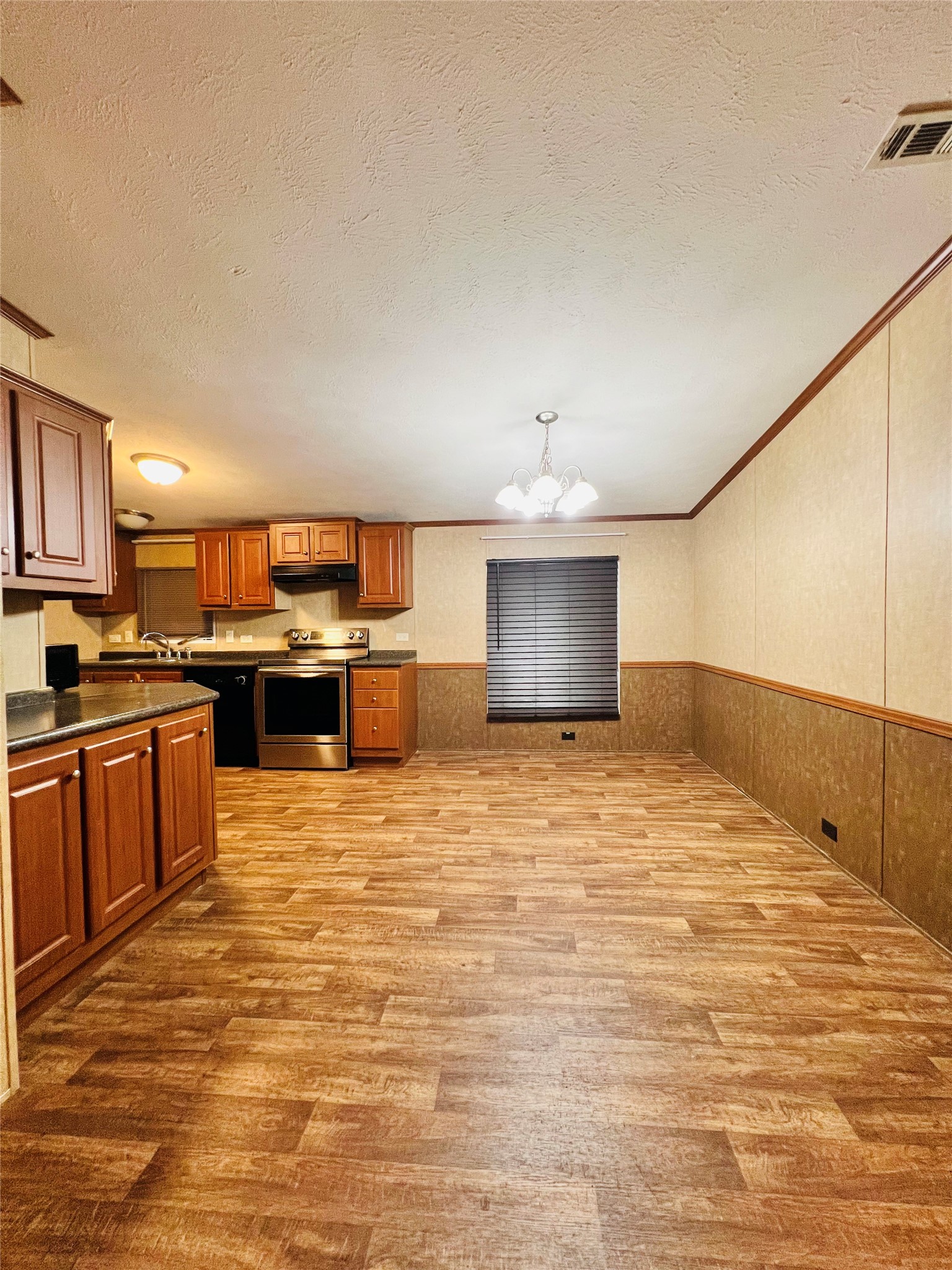 16381 Hunters Green Dr Property Photo 4
