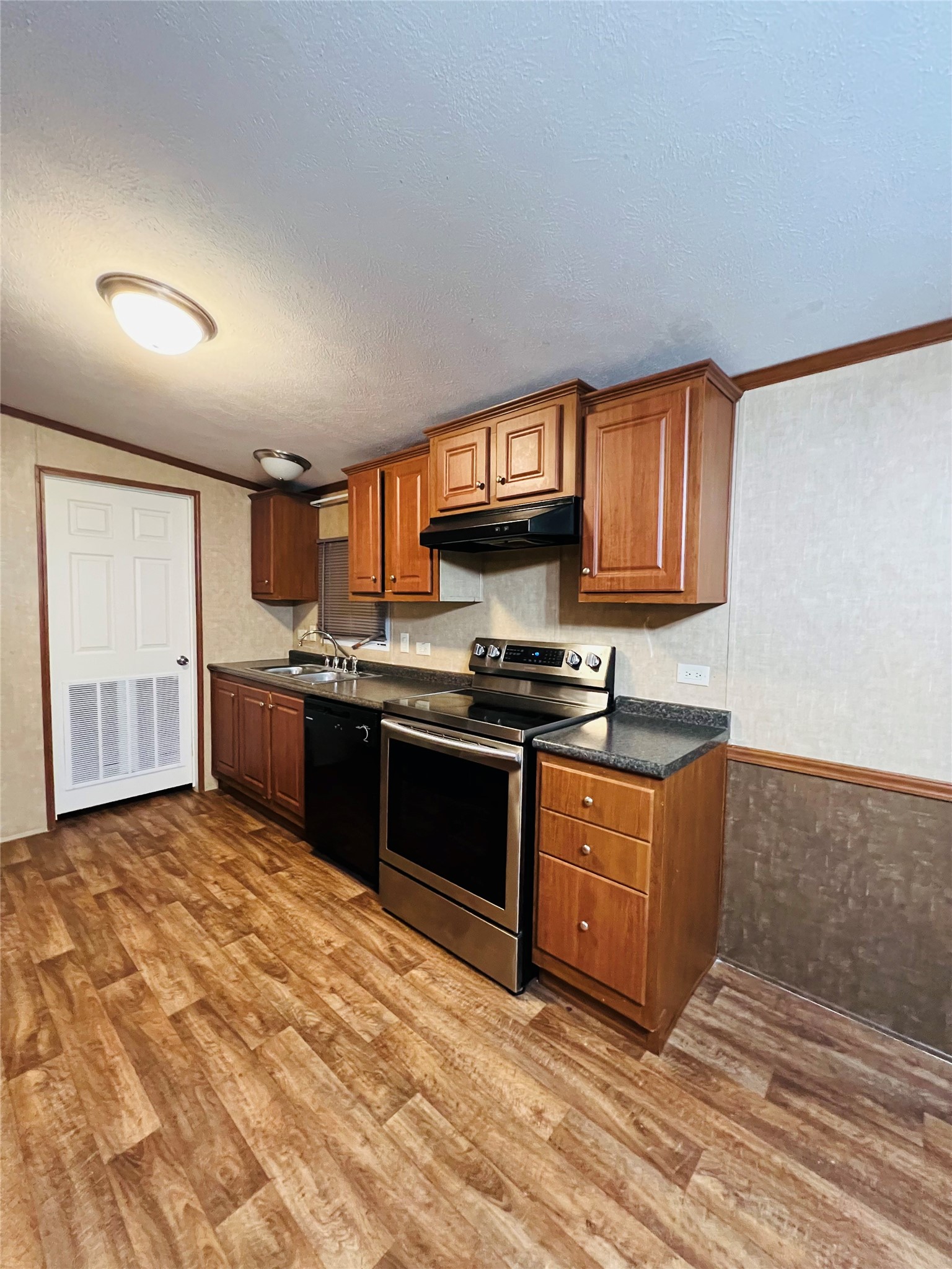 16381 Hunters Green Dr Property Photo 7