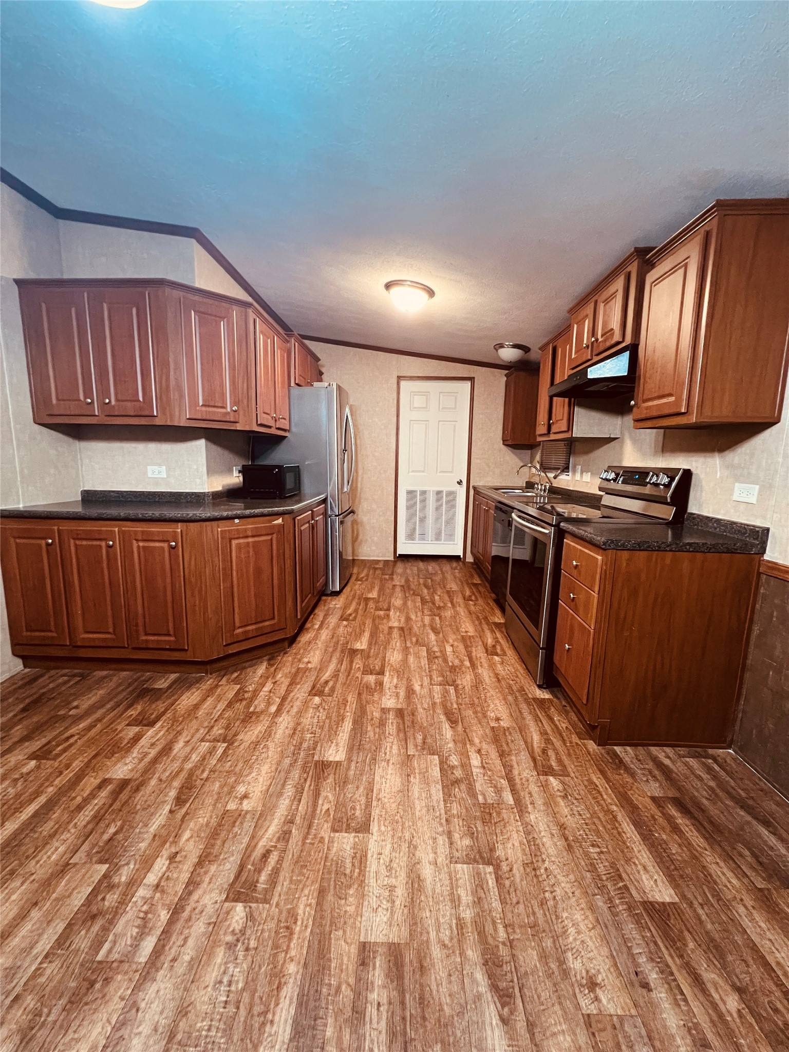 16381 Hunters Green Dr Property Photo 8