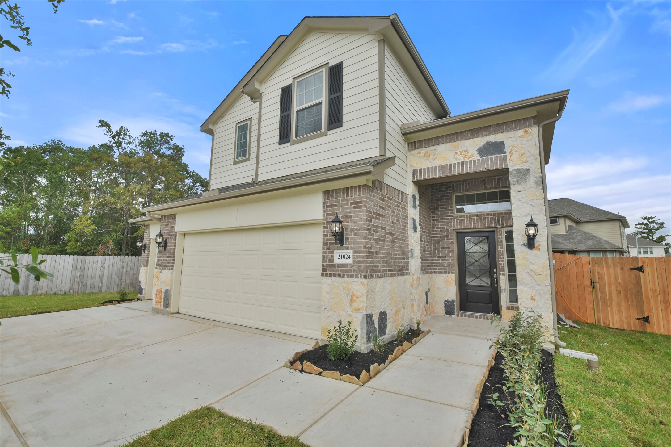 21024 Crinet Square Street Property Photo 2
