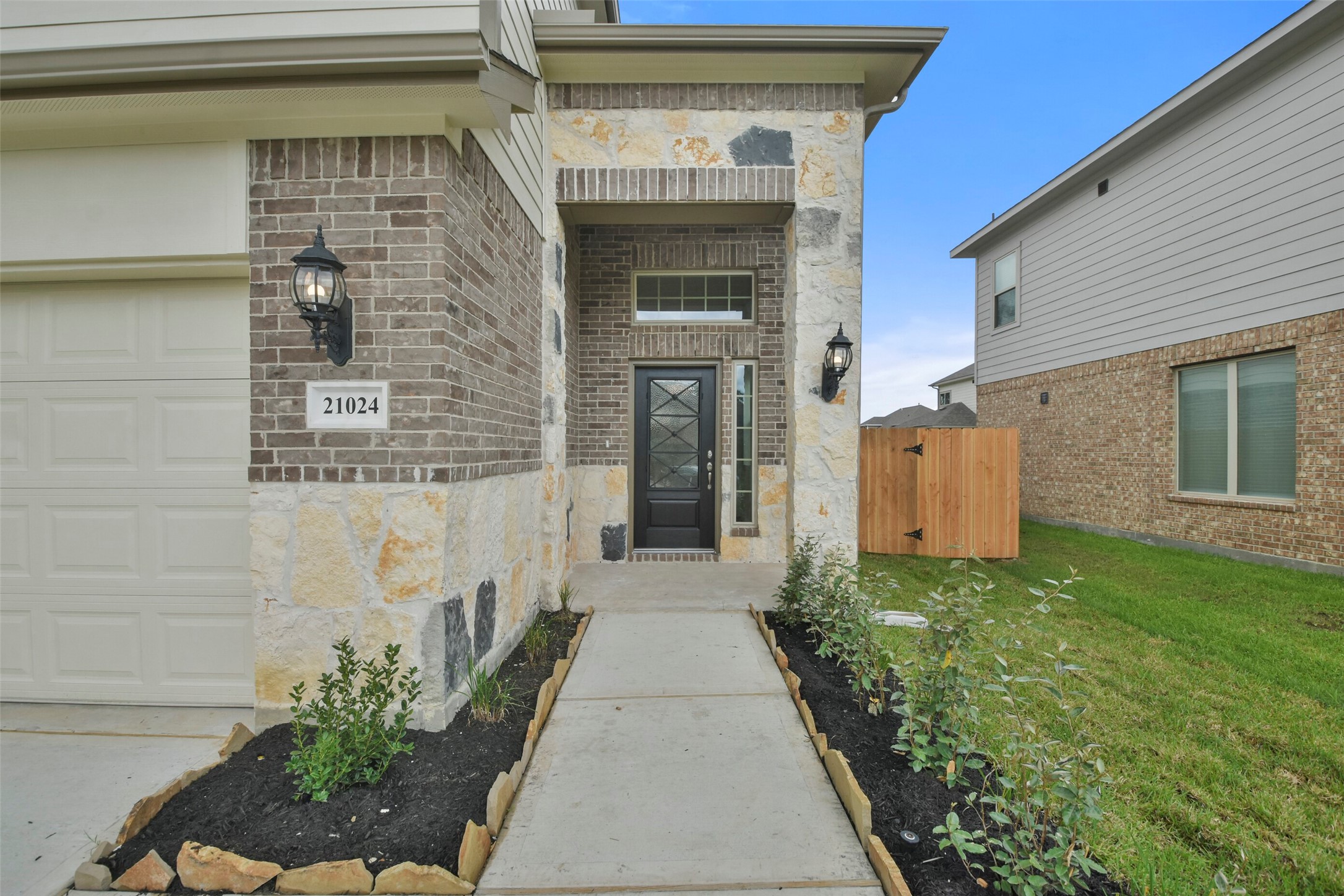 21024 Crinet Square Street Property Photo 3