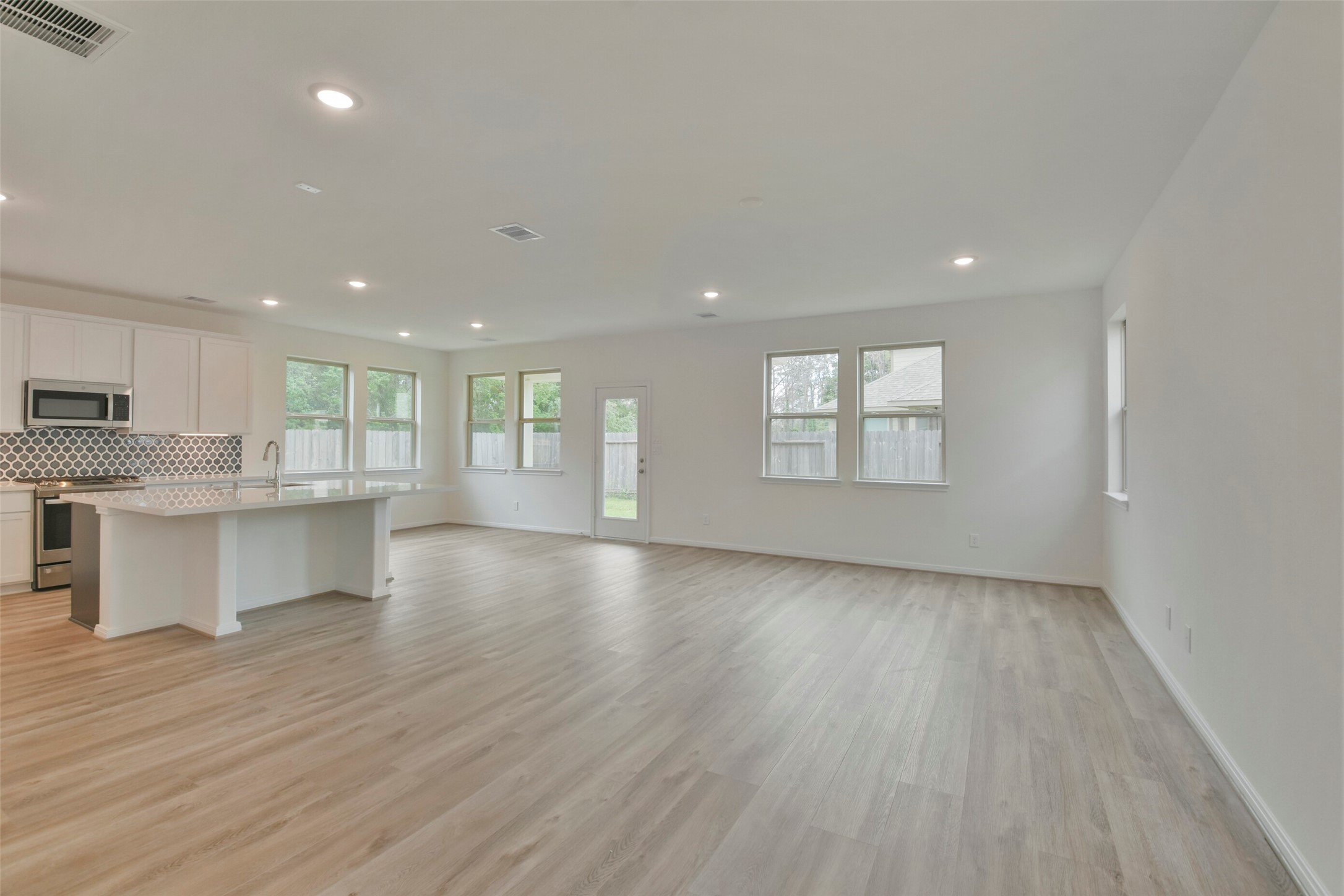 21024 Crinet Square Street Property Photo 5