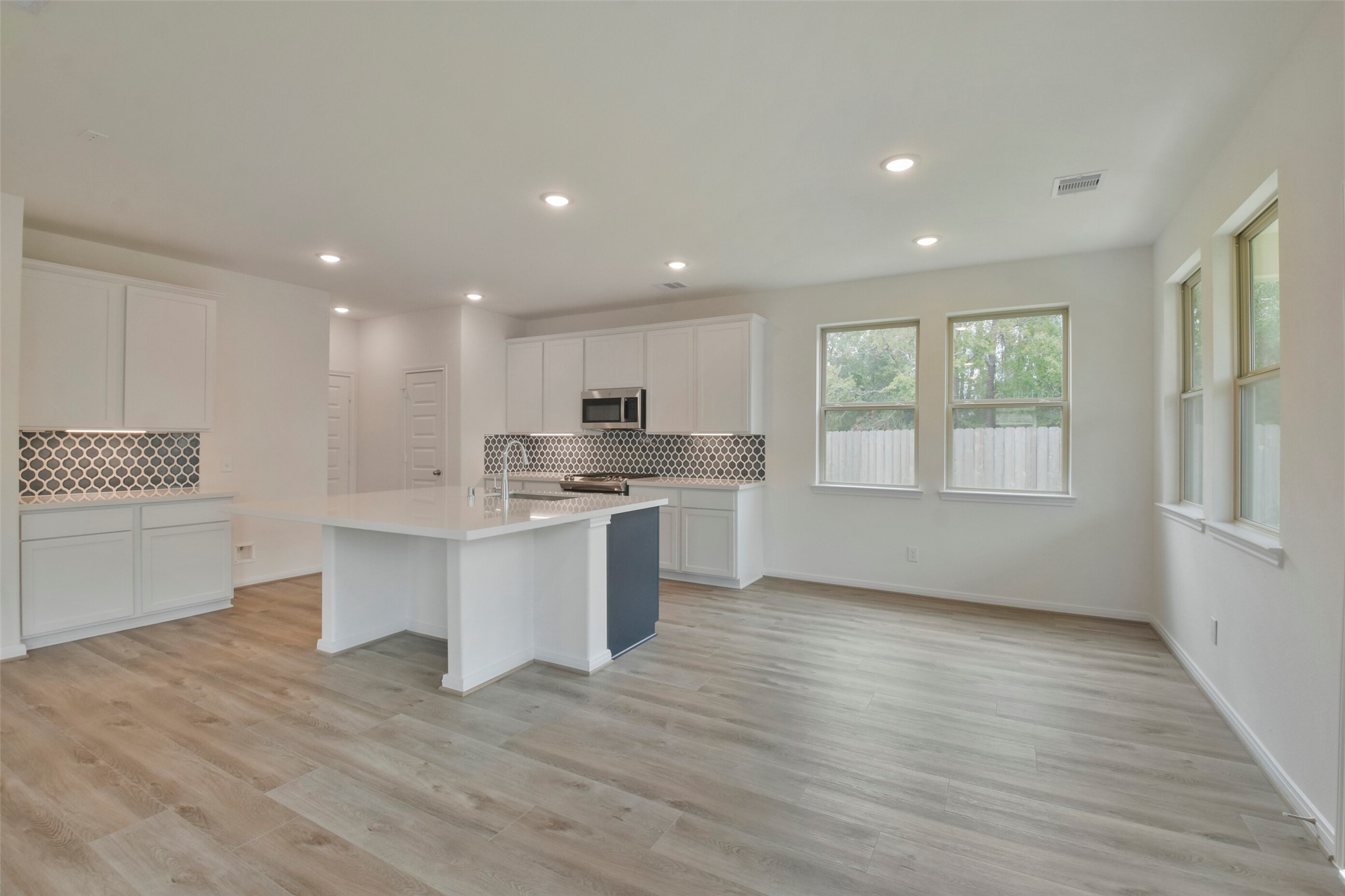 21024 Crinet Square Street Property Photo 9