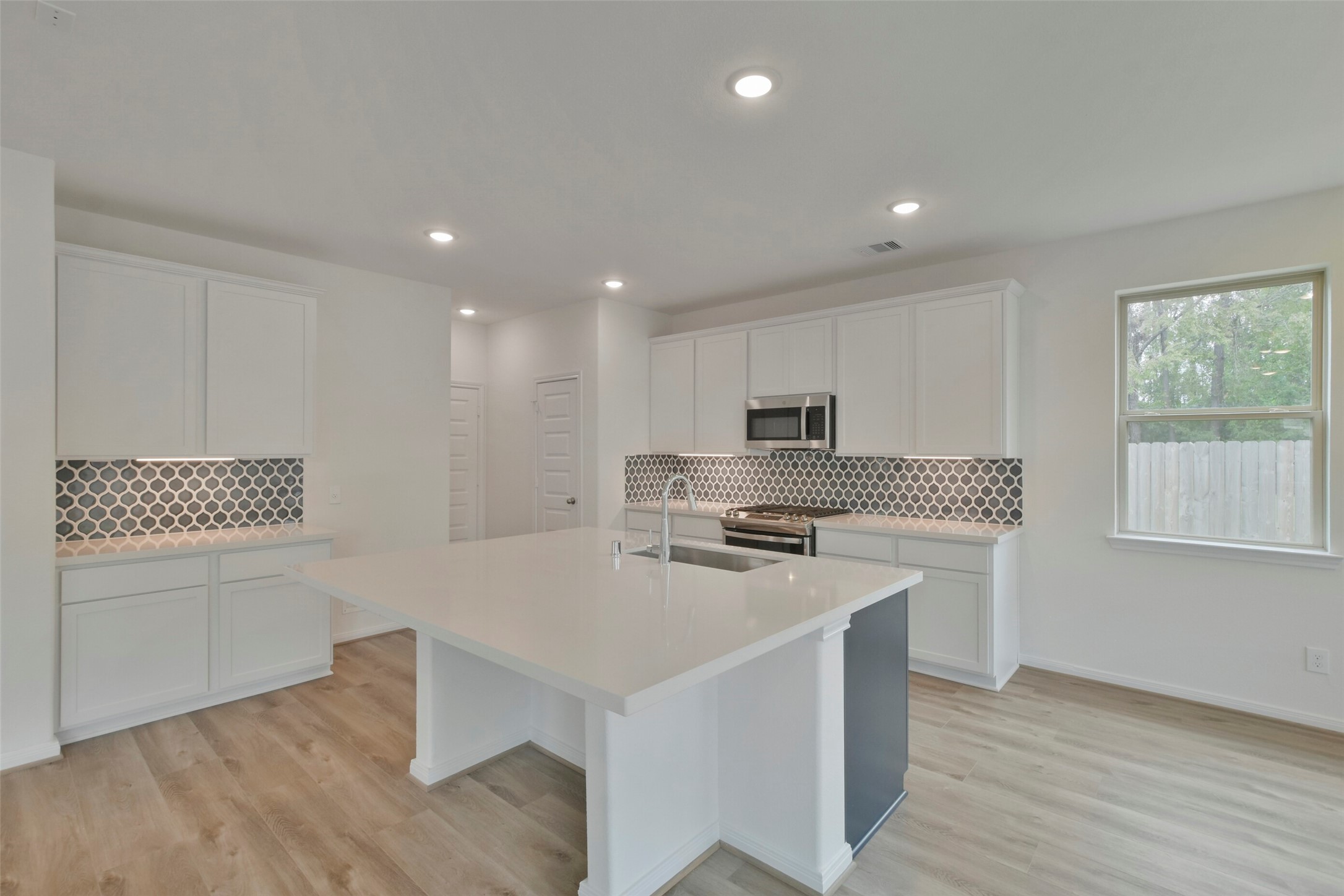 21024 Crinet Square Street Property Photo 10