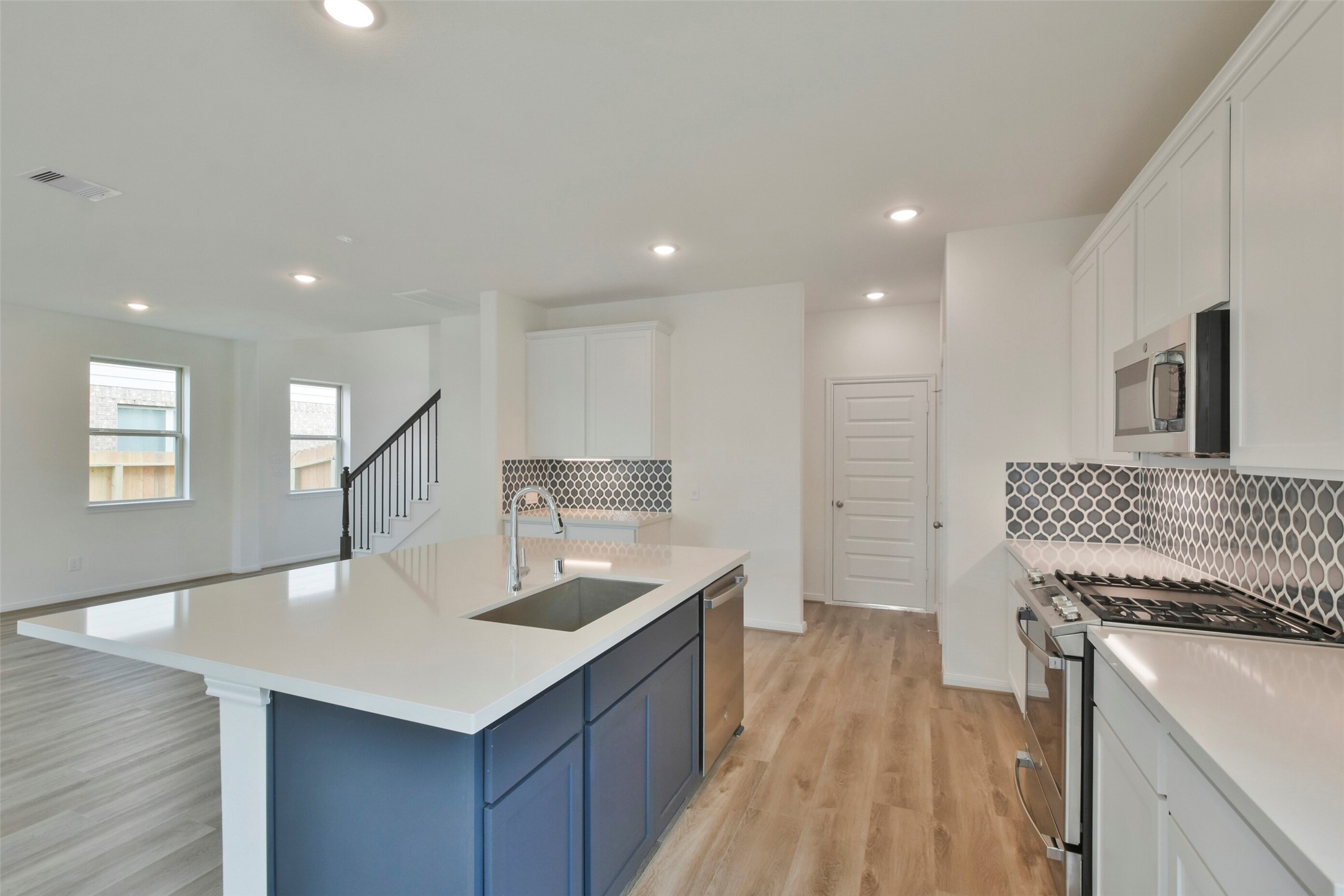 21024 Crinet Square Street Property Photo 11
