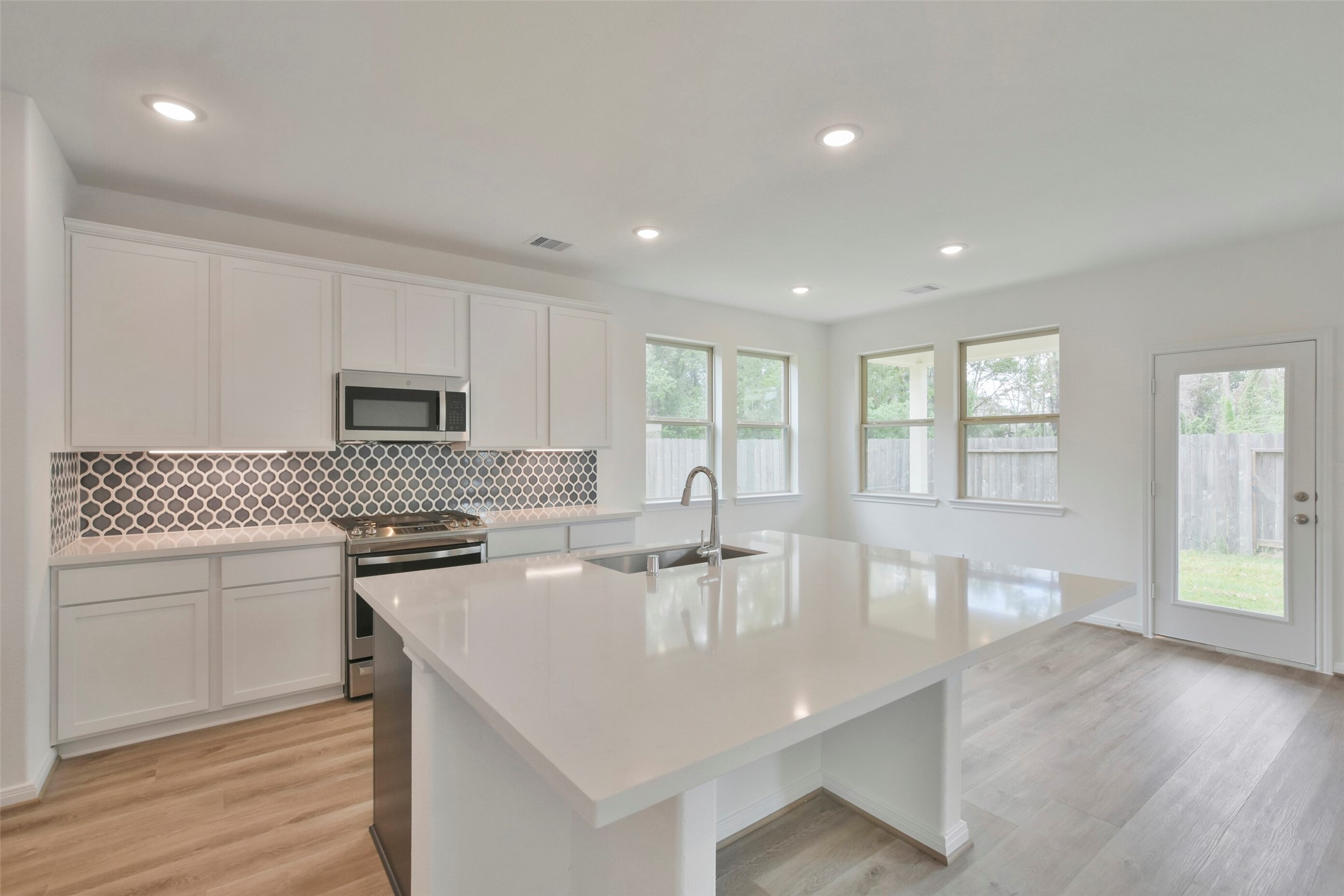 21024 Crinet Square Street Property Photo 13