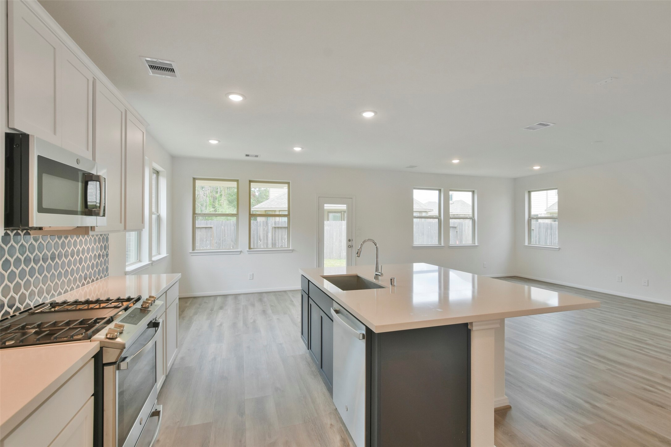 21024 Crinet Square Street Property Photo 14